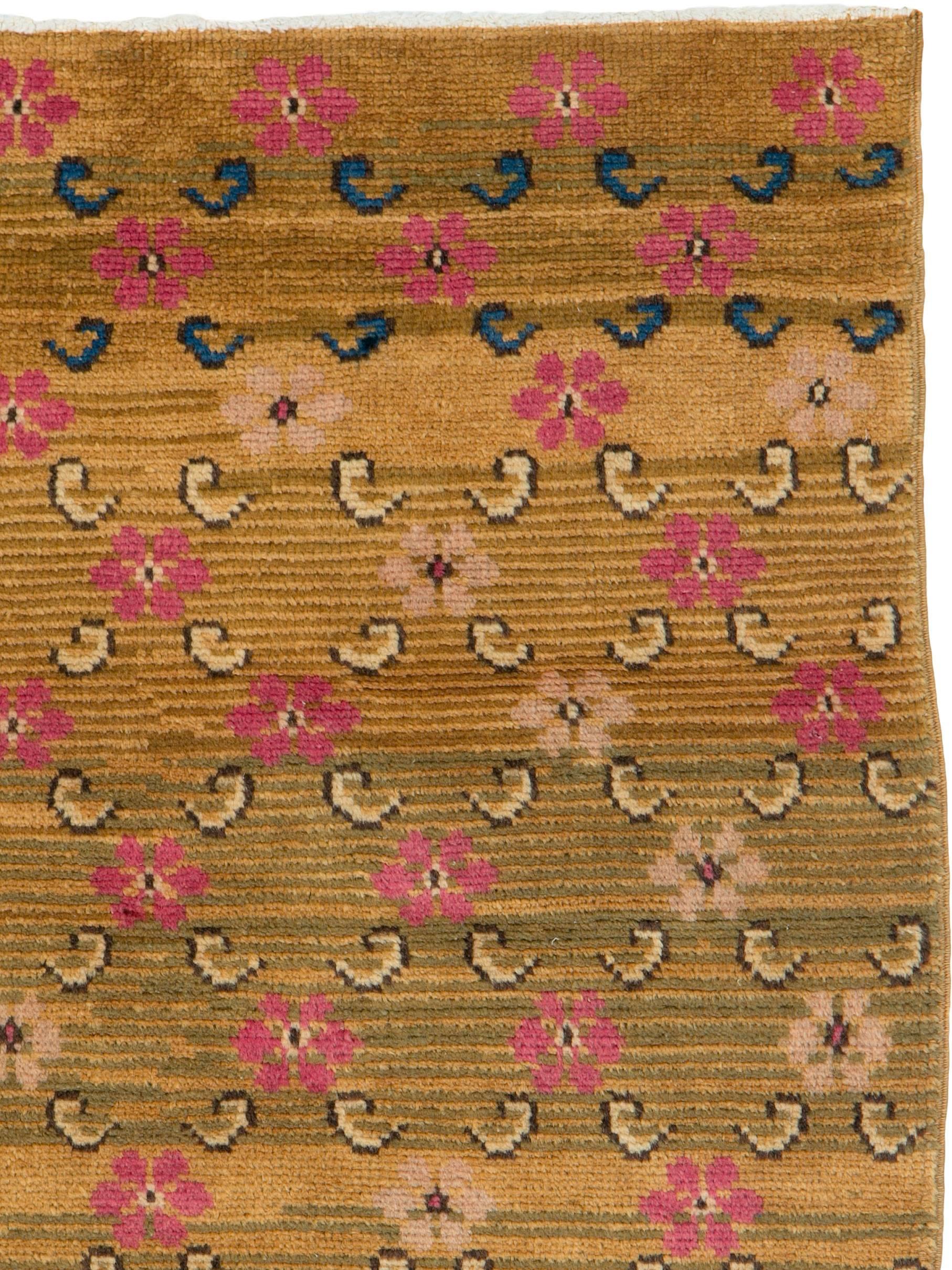 A vintage Turkish Anatolian rug from the mid-20th century.

Measures: 2' 9
