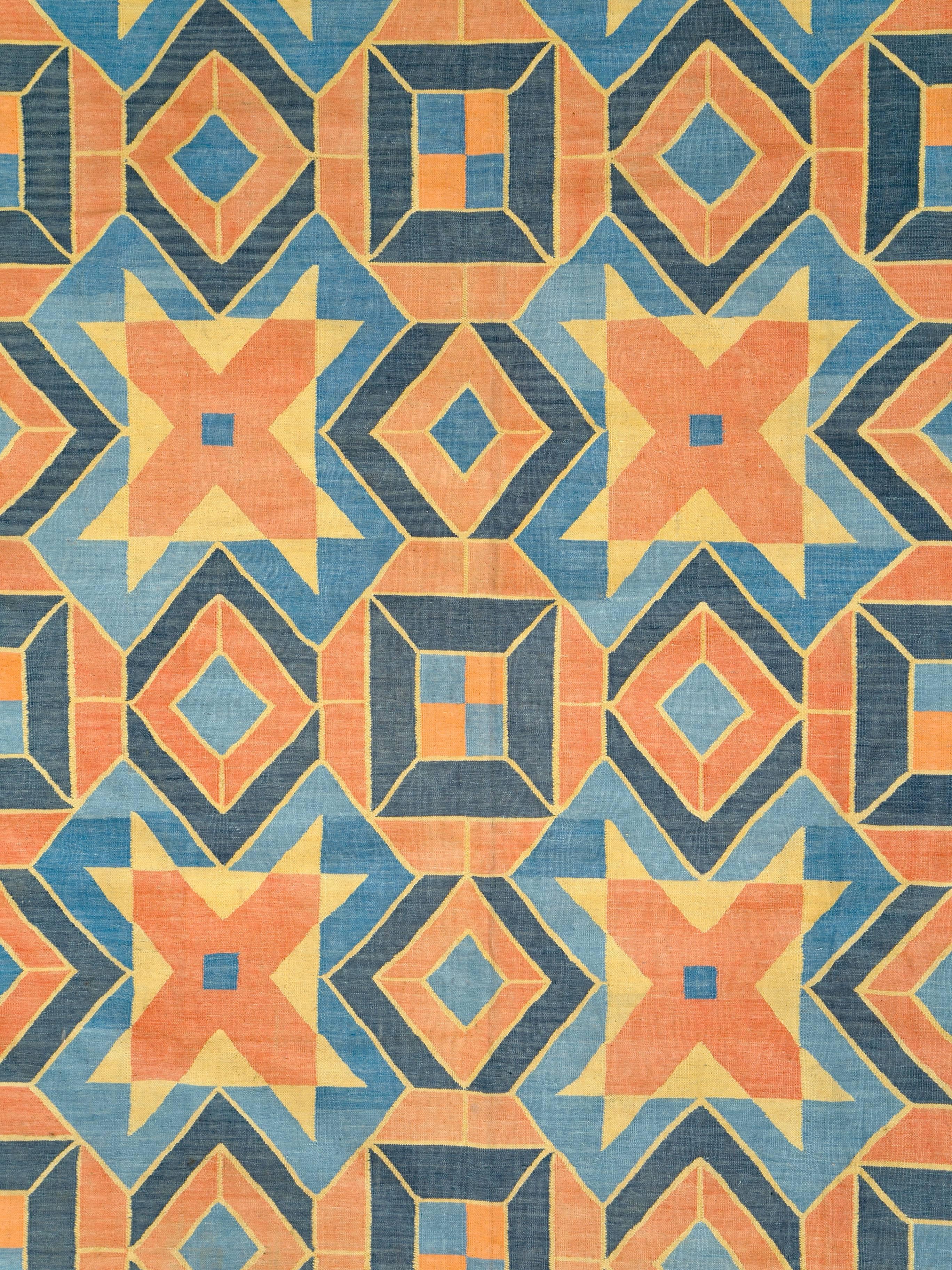 Ein alter indischer flachgewebter Dhurrie-Teppich aus der Mitte des 20. Jahrhunderts.