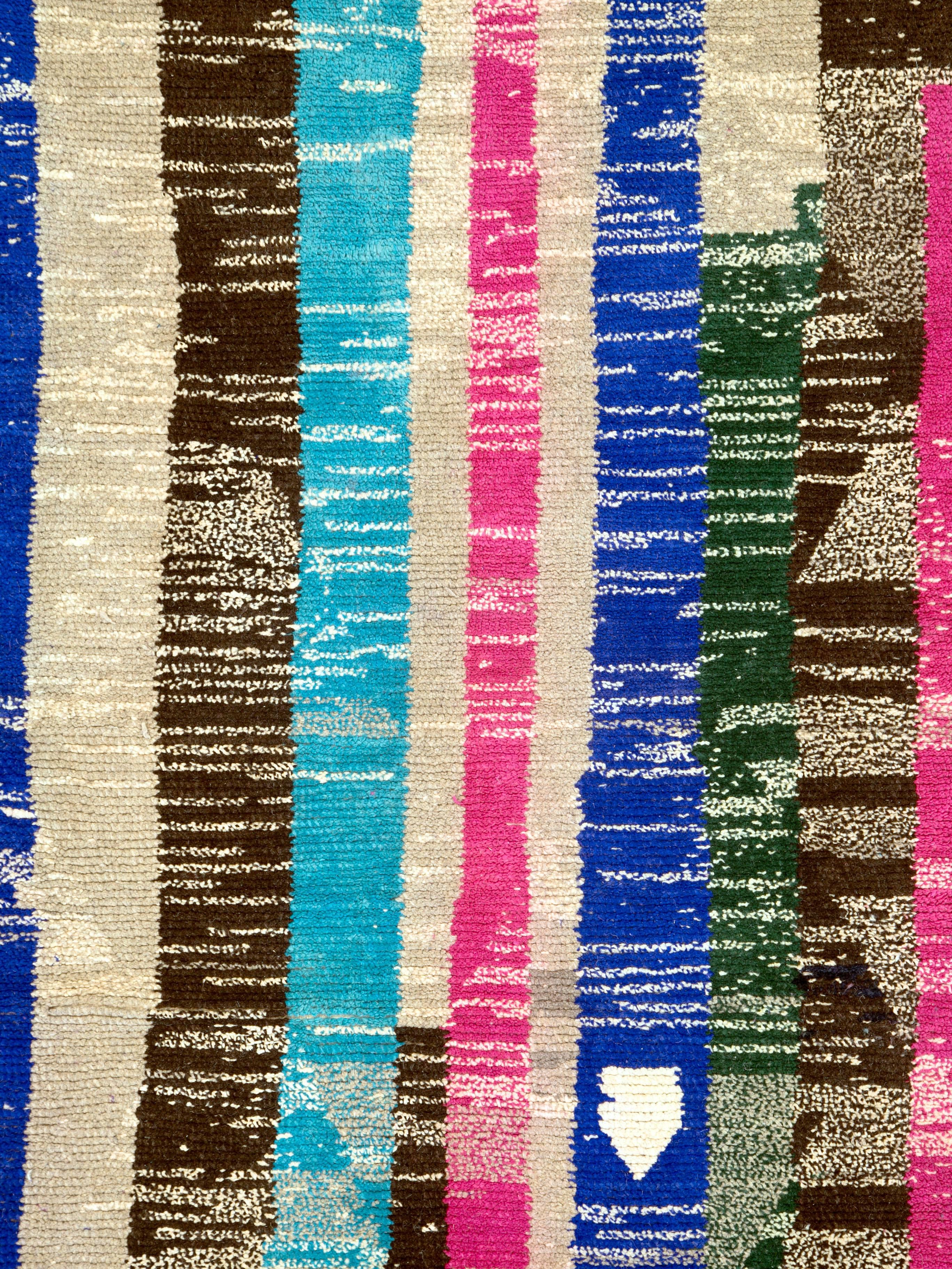 Ein moderner marokkanischer Teppich aus dem 21. Jahrhundert.