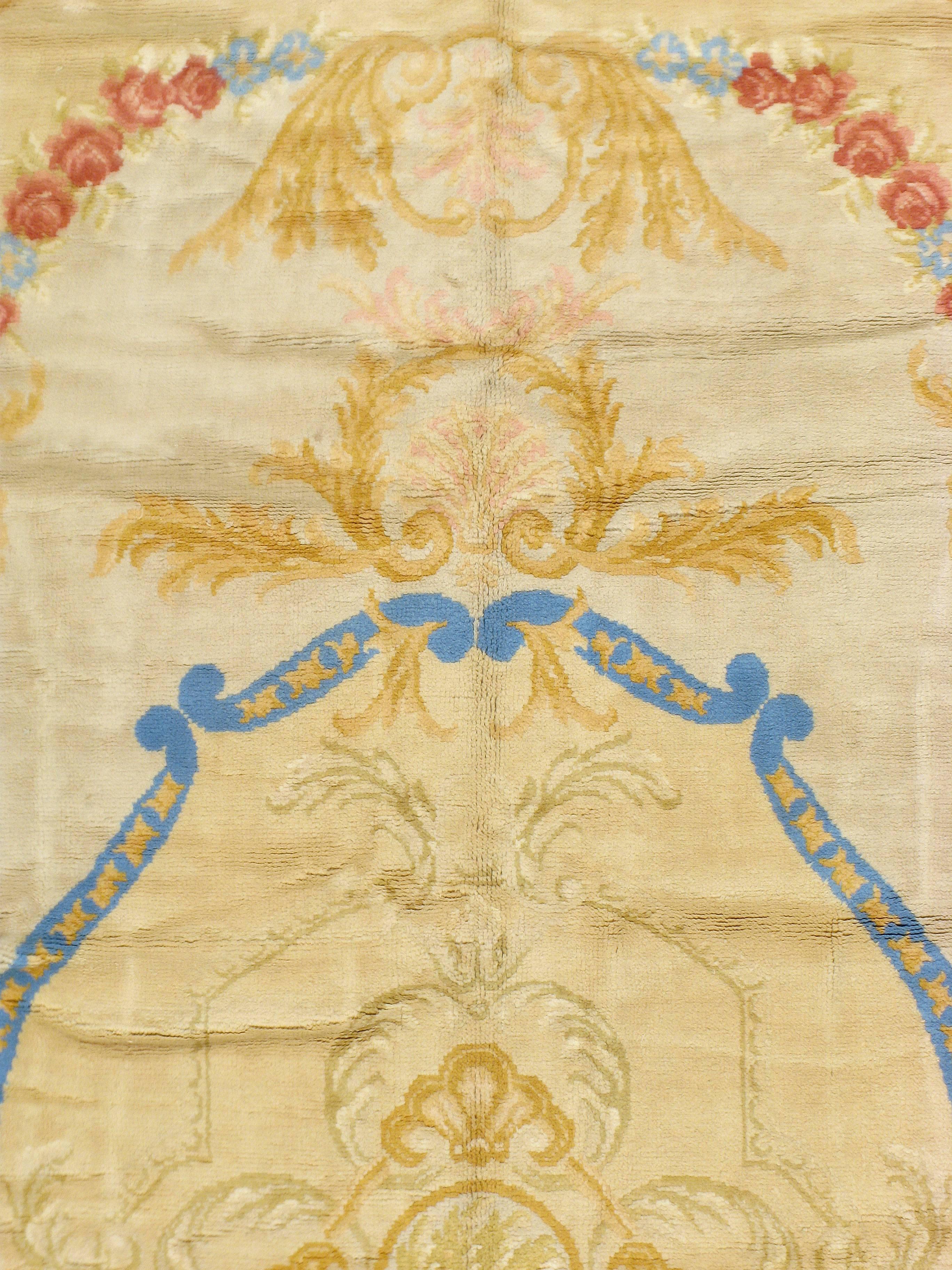 Ein alter spanischer Savonnerie-Teppich aus der Mitte des 20. Jahrhunderts.
