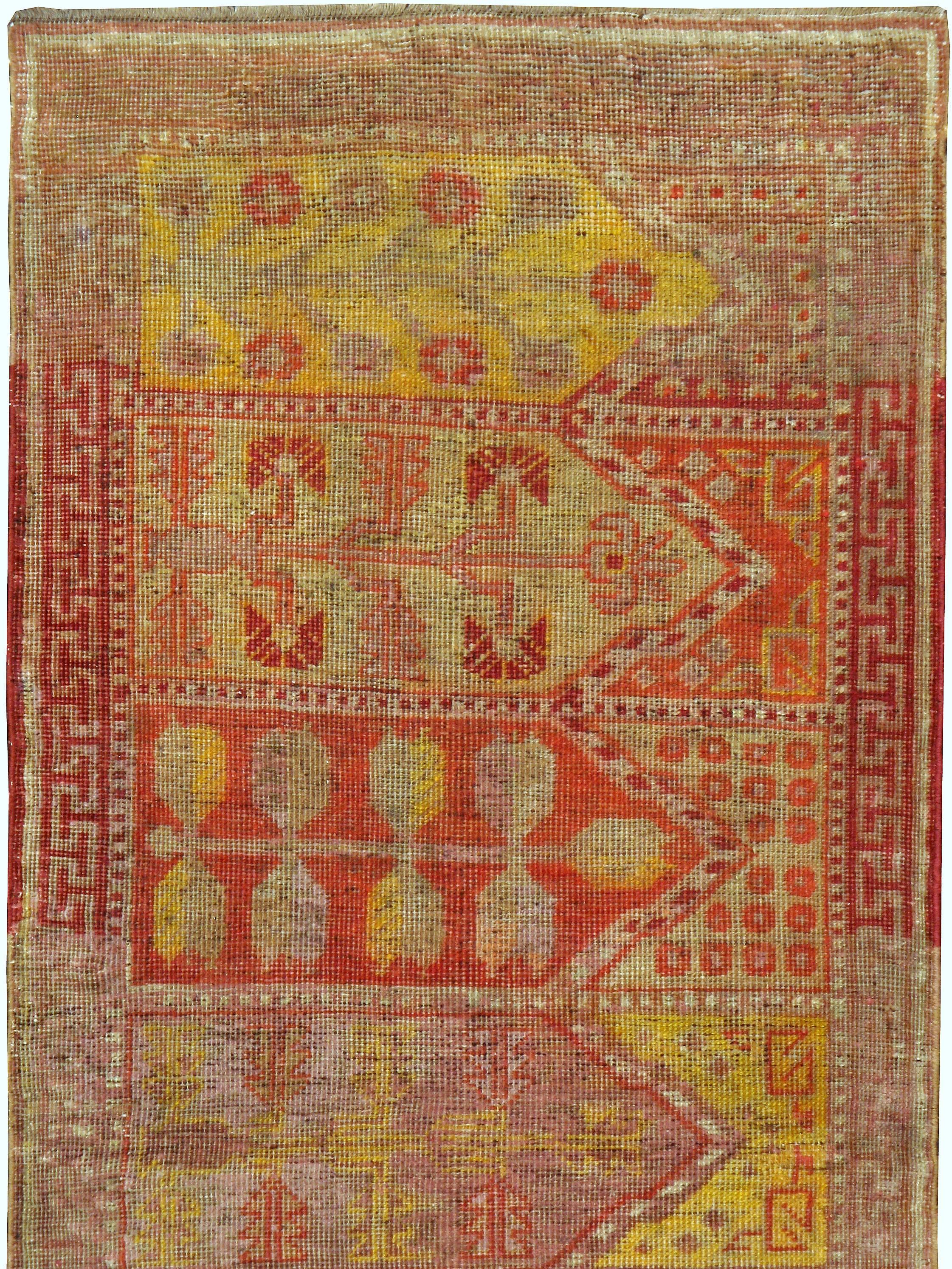 Tapis de couloir antique Khotan du Turkestan oriental État moyen - En vente à New York, NY