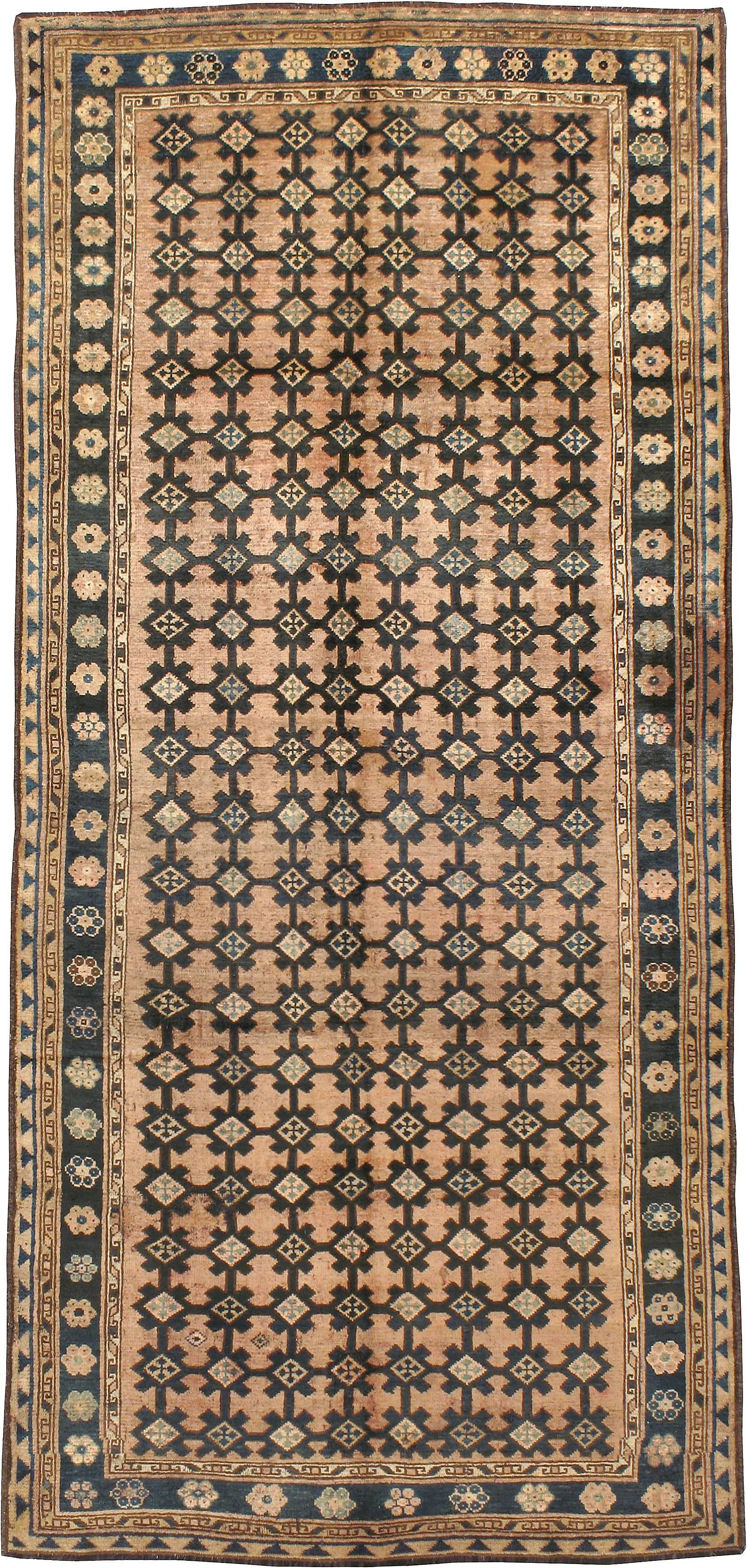 An antique East Turkestan Kirghiz carpet from the first quarter of the 20th century.