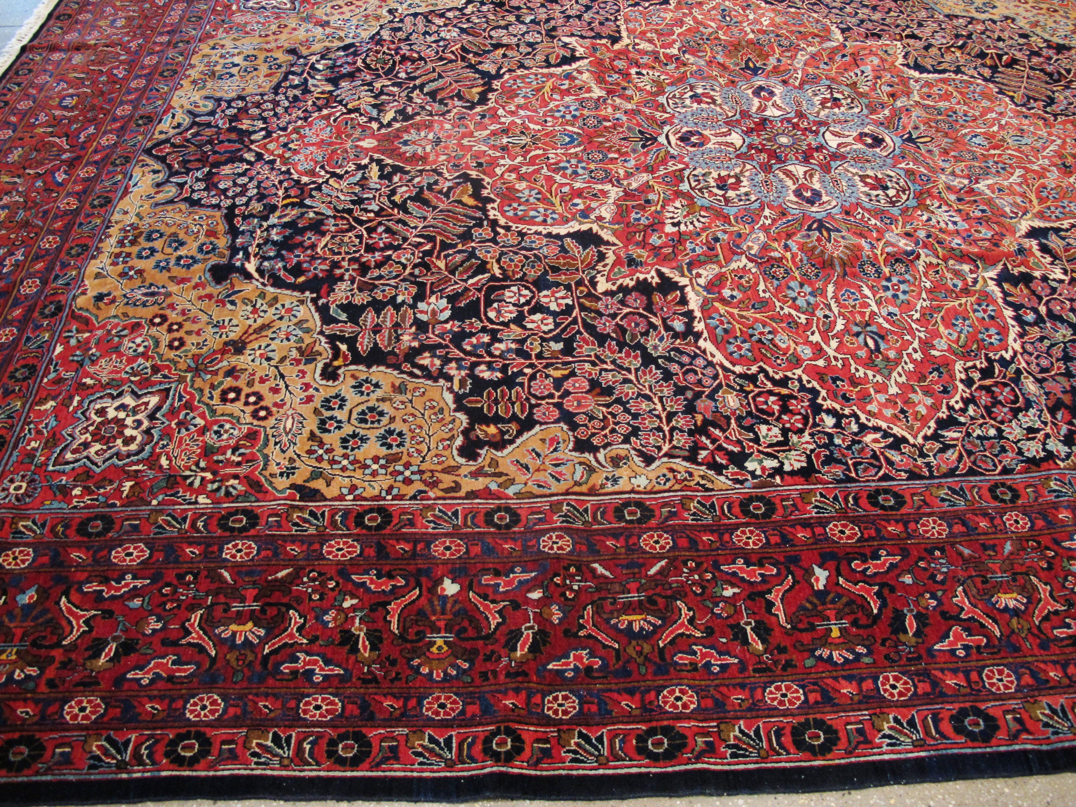 Antique Persian Sarouk Rug In Good Condition For Sale In New York, NY