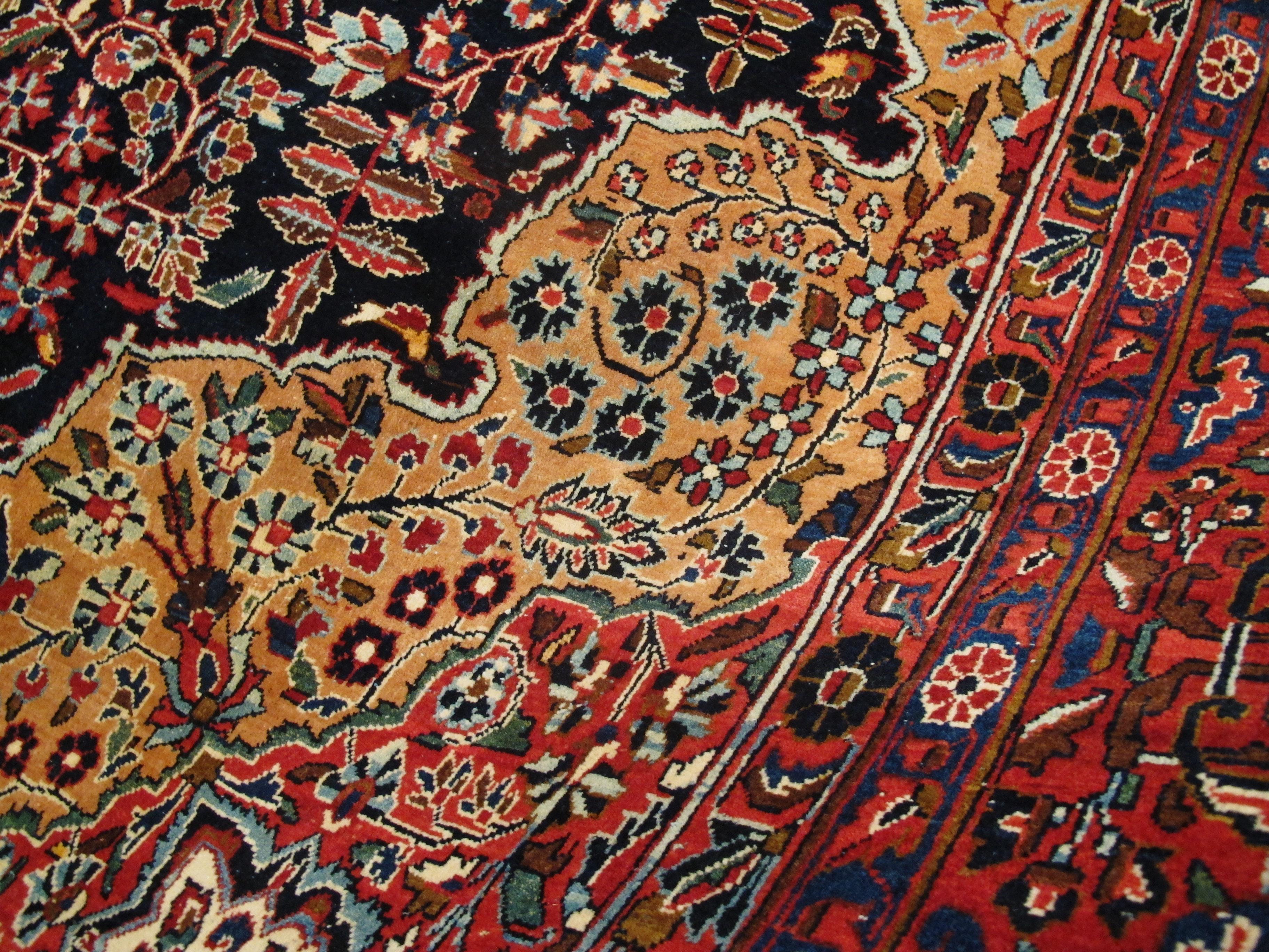 Antique Persian Sarouk Rug For Sale 3