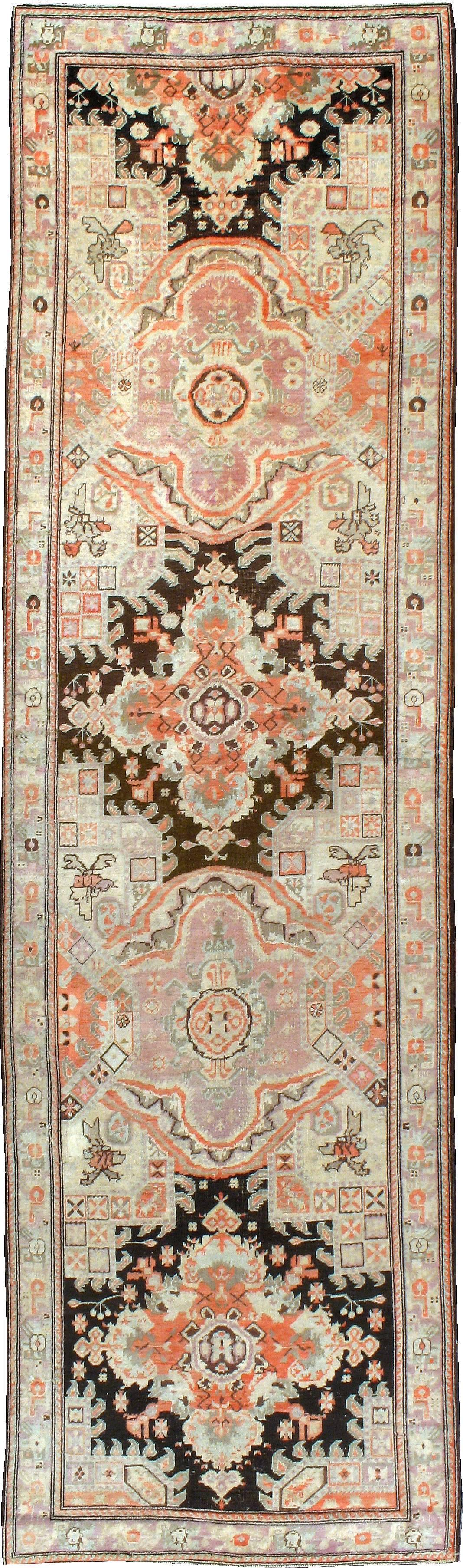 Un antico tappeto russo Karabagh del primo quarto del XX secolo con toni di corallo, marrone e viola chiaro.