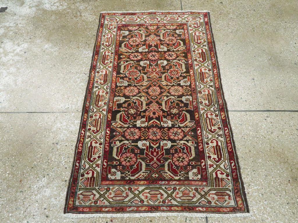 Ein alter persischer Malayer-Teppich. Dieses kleine westpersische, ländliche Streumuster zeigt ein Herati-Muster mit großen, fetten, blassgraugrünen Blüten auf schokoladenfarbenem Grund in einer elfenbeinfarbenen, facettierten Ranken- und