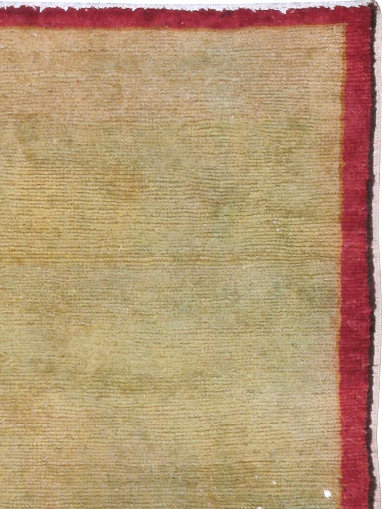 Ein türkisch-anatolischer Teppich im Vintage-Stil. Zwei Töne, beige und dunkelbraun, beide ohne Muster, beide aus natürlicher, ungefärbter Schafwolle. Was könnte einfacher oder mehr Contempo dekorativ sein?

Handgeknüpft in der