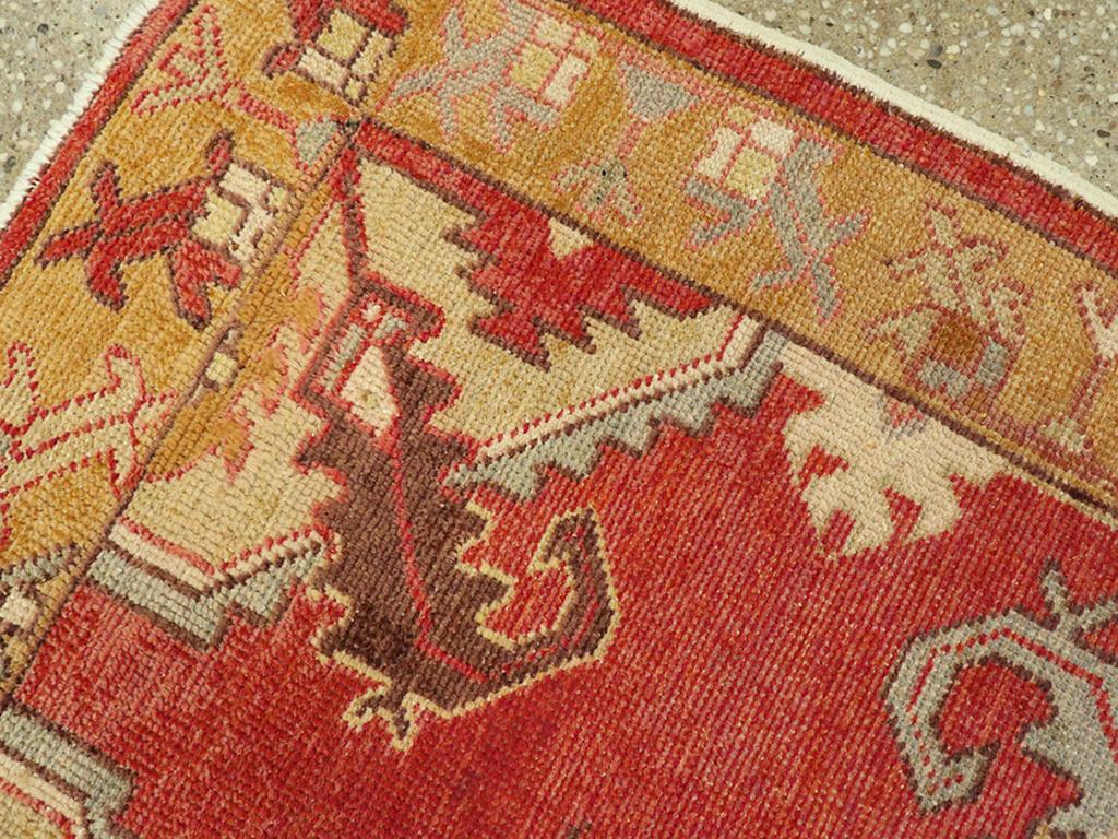 Türkischer Oushak-Würfelteppich aus der Mitte des 20. im Zustand „Hervorragend“ im Angebot in New York, NY