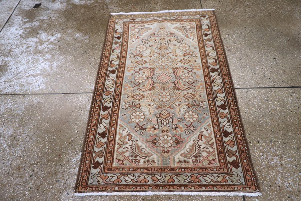 Ein alter persischer Malayer-Teppich. Das lavendelfarbene Feld dieser kleinen Streuung aus dem westpersischen Großraum Hamadan zeigt ein einspaltiges Herati-Muster mit unverwechselbaren elfenbeinfarbenen Rosetten, eingefasst in elfenbeinfarbene