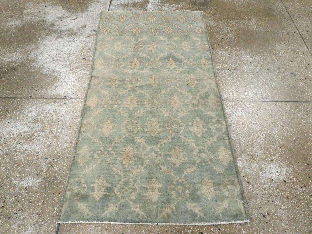 Ein türkischer anatolischer Teppich, der Mitte des 20. Jahrhunderts handgefertigt wurde.

Maße: 2' 7