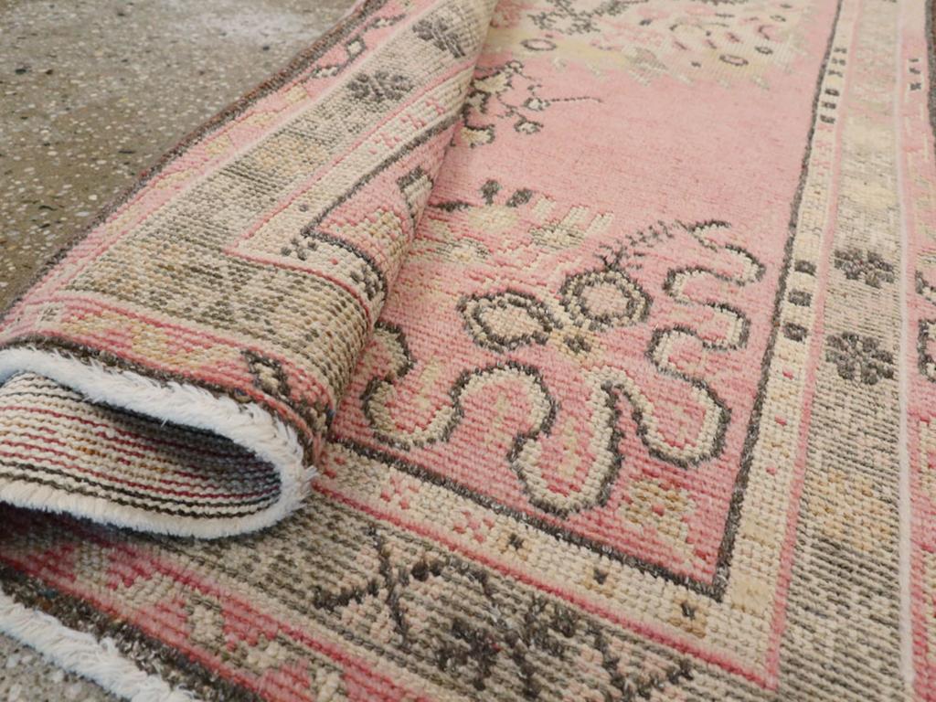 Türkischer Oushak-Würfelteppich aus der Mitte des 20. (Wolle) im Angebot
