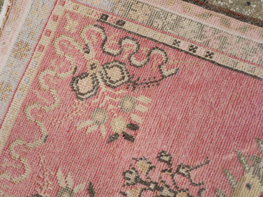 Türkischer Oushak-Würfelteppich aus der Mitte des 20. im Zustand „Hervorragend“ im Angebot in New York, NY