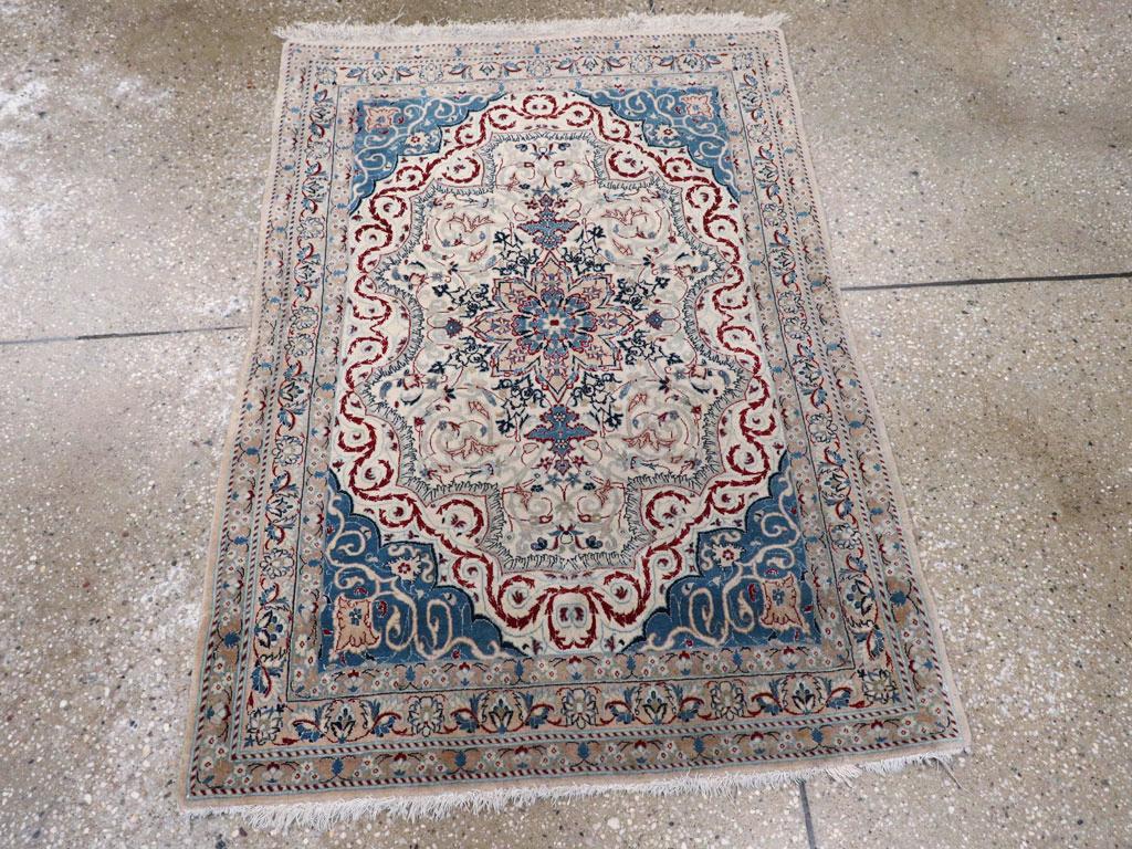 Un tappeto persiano vintage Nain. La produzione di tappeti Nain nella Persia centrale iniziò alla fine degli anni Trenta. Questo esemplare, come tutti i Nain, è tessuto in modo estremamente fine su un fondo interamente in cotone. La maggior parte
