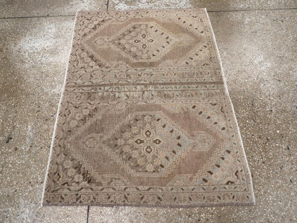 Ein antiker persischer Täbris-Teppich. Zwei nebeneinander liegende Matten (je 2,5 x 1,8) zeigen sechseckige, mit Blumen gefüllte Medaillons und passende dreieckige Ecken auf taupefarbenem Grund. Manchmal sollten solche Teppichpaare