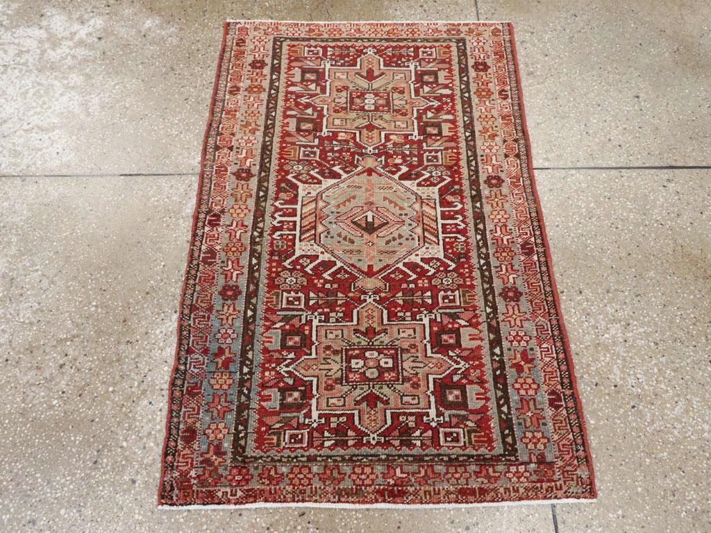 Un tappeto persiano vintage Karajeh. Il campo marrone terra di Siena è dominato da tre caratteristici medaglioni Karaja e per il resto è pieno di gemme, fiori geometrici e quinconce. Il bordo principale grigio-verde mostra un'alternanza di rosette e