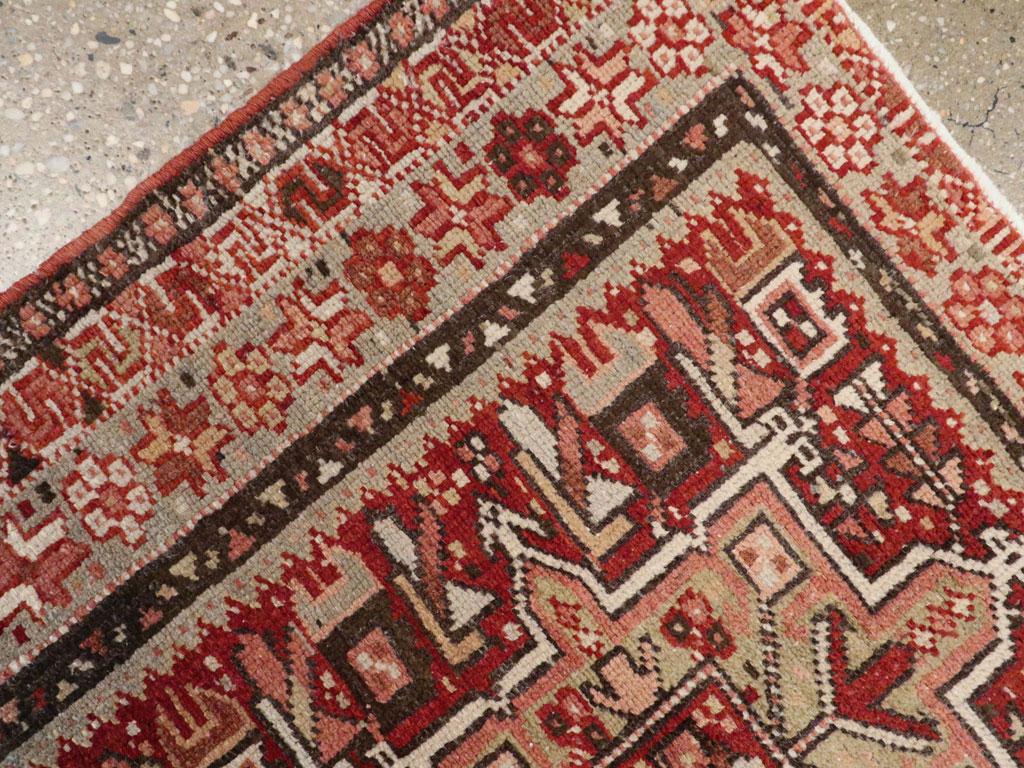 Persiano Tappeto persiano Karajeh della metà del XX secolo in vendita