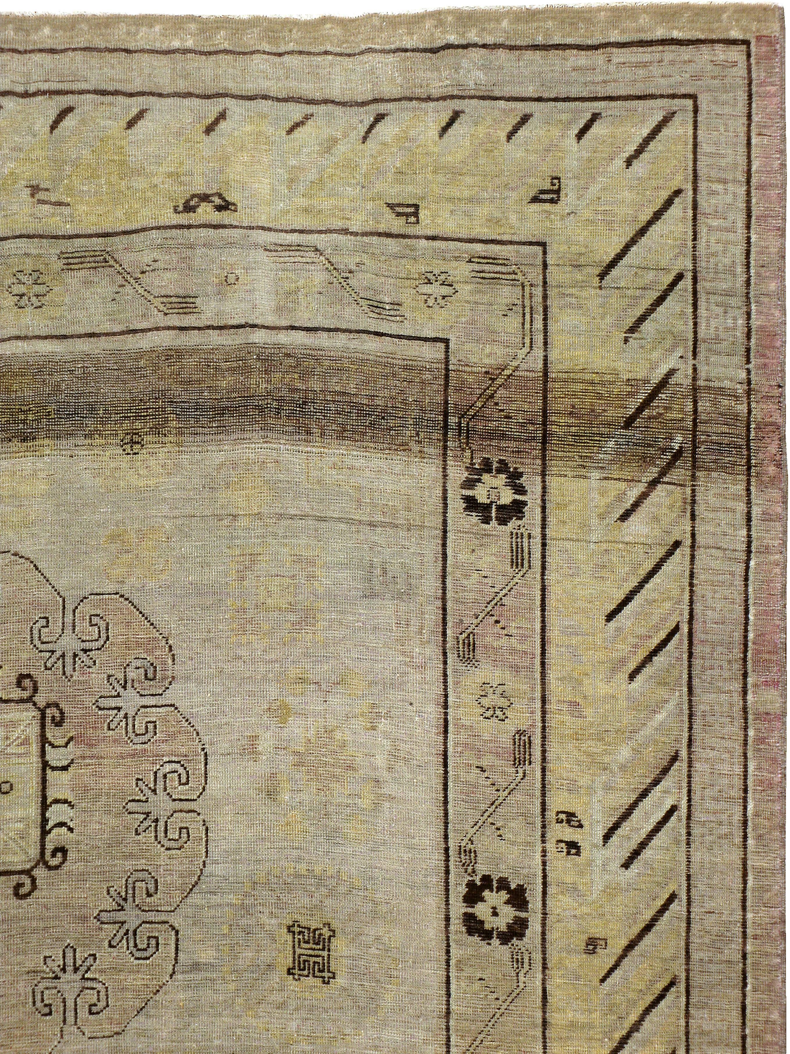 Antiker ostaturkestanischer Khotan-Teppich im Zustand „Relativ gut“ im Angebot in New York, NY
