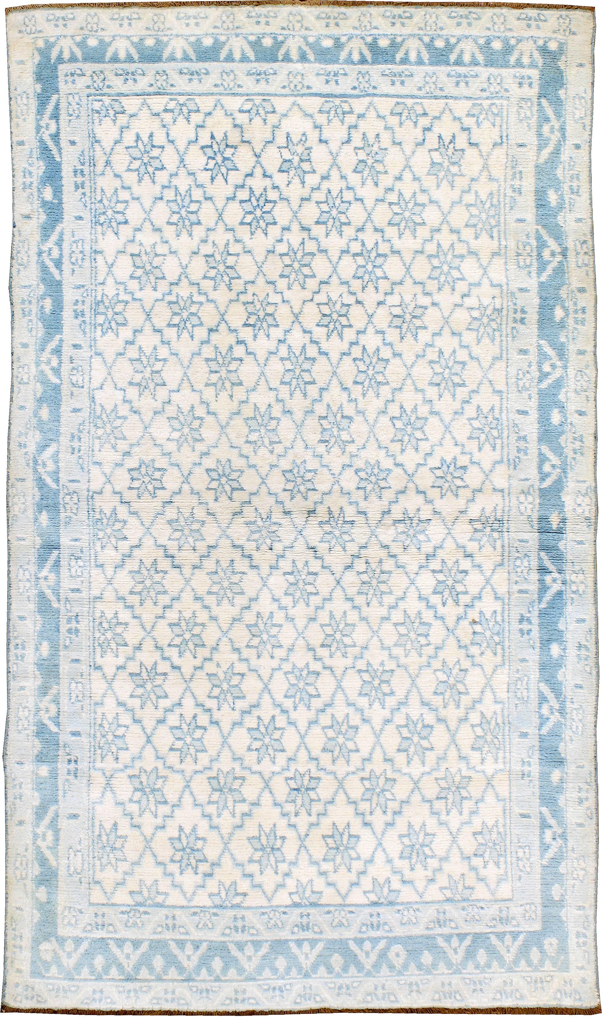 Ein alter indischer Agra-Teppich aus Baumwolle aus dem zweiten Viertel des 20. Jahrhunderts mit einem sich wiederholenden Blumenmuster innerhalb eines Rautenmusters.
