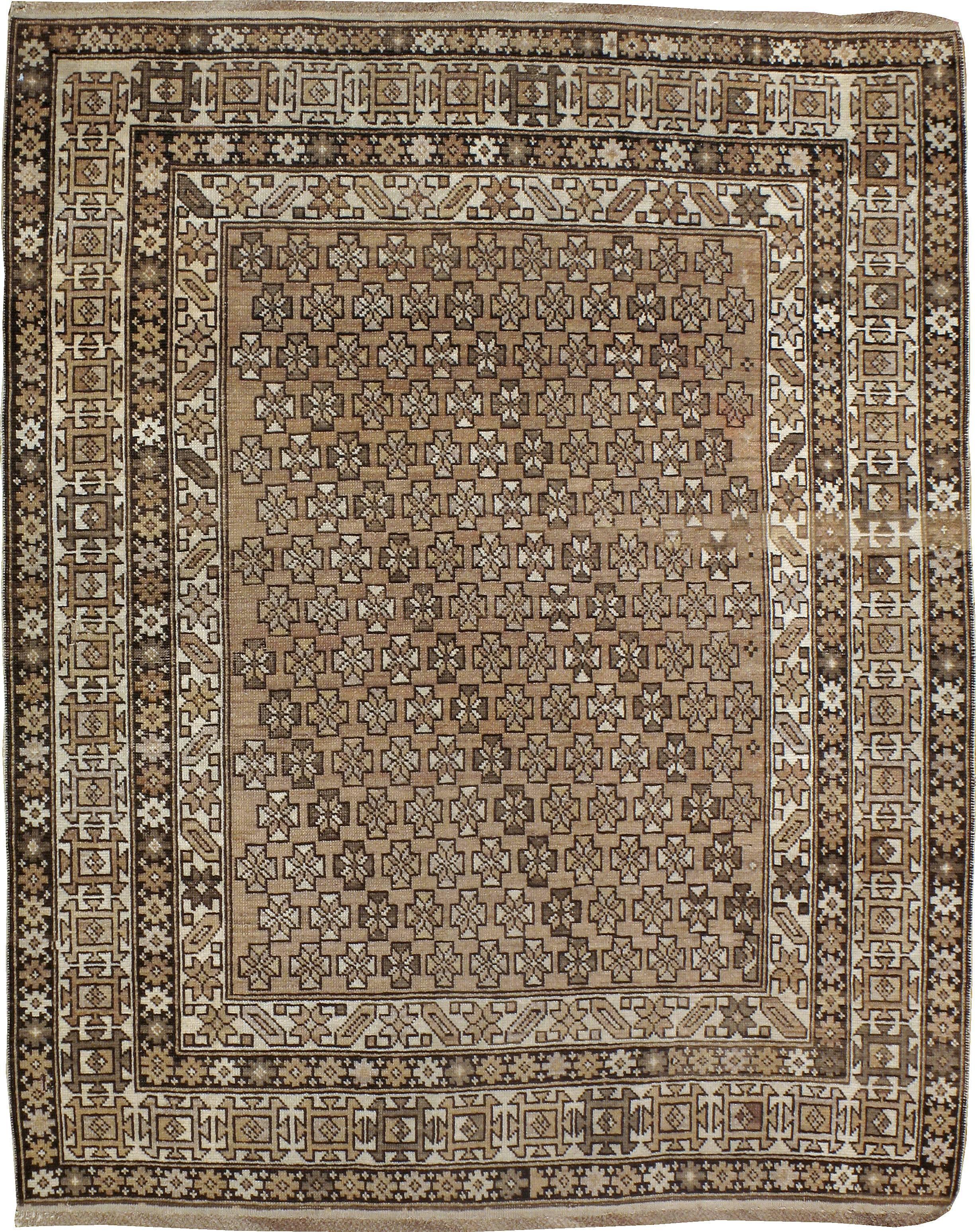 Un ancien tapis caucasien Shirvan du début du 20e siècle.
