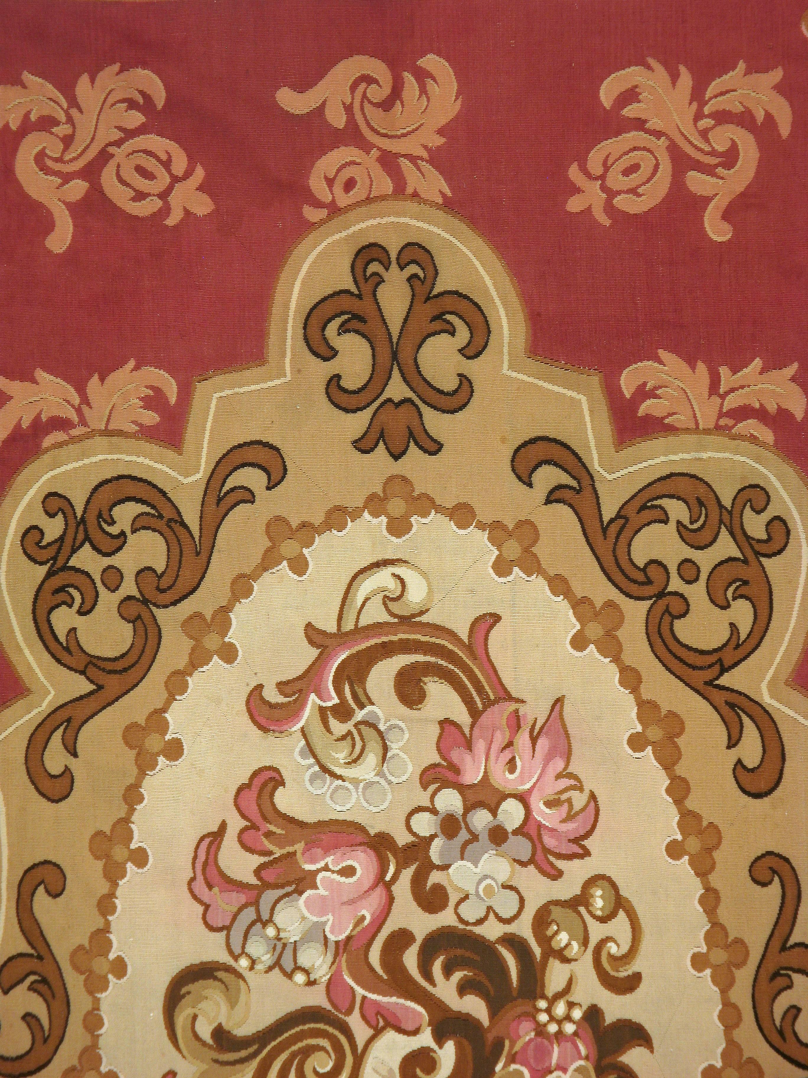 An antique flat-woven French Aubusson carpet from the early 20th century.