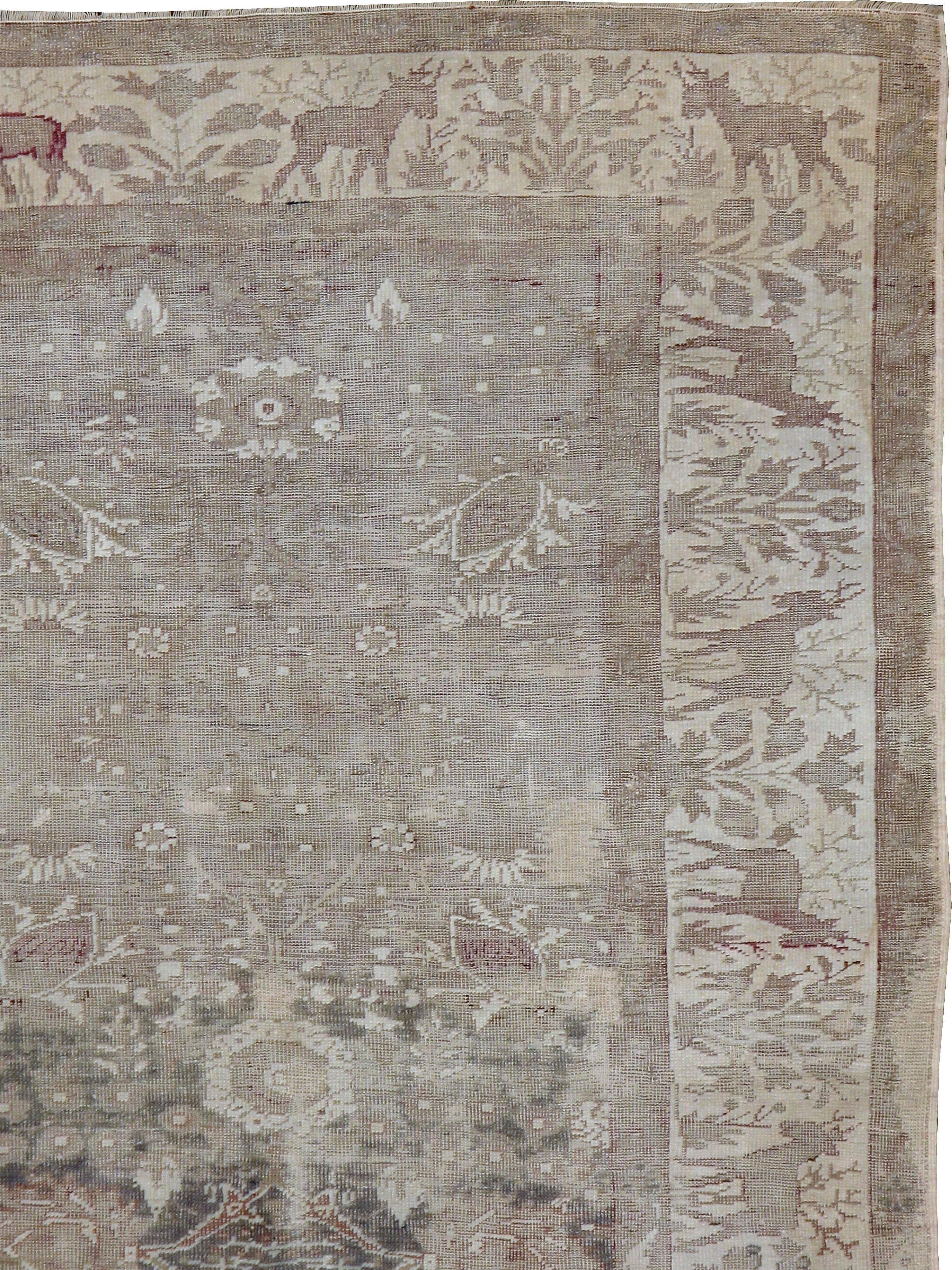 Antique Turkish Sivas Rug In Distressed Condition For Sale In New York, NY