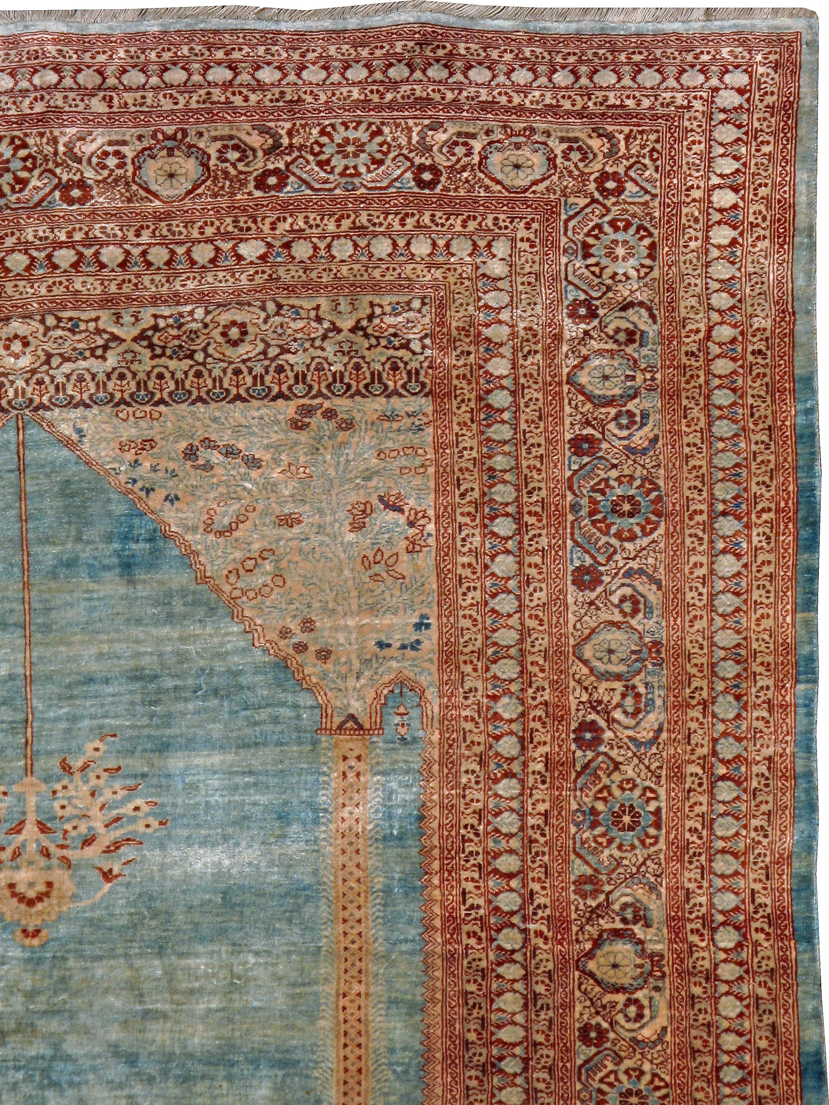 Ein antiker Teppich aus persischer Seide aus Täbriz von der Wende zum 20. Jahrhundert.