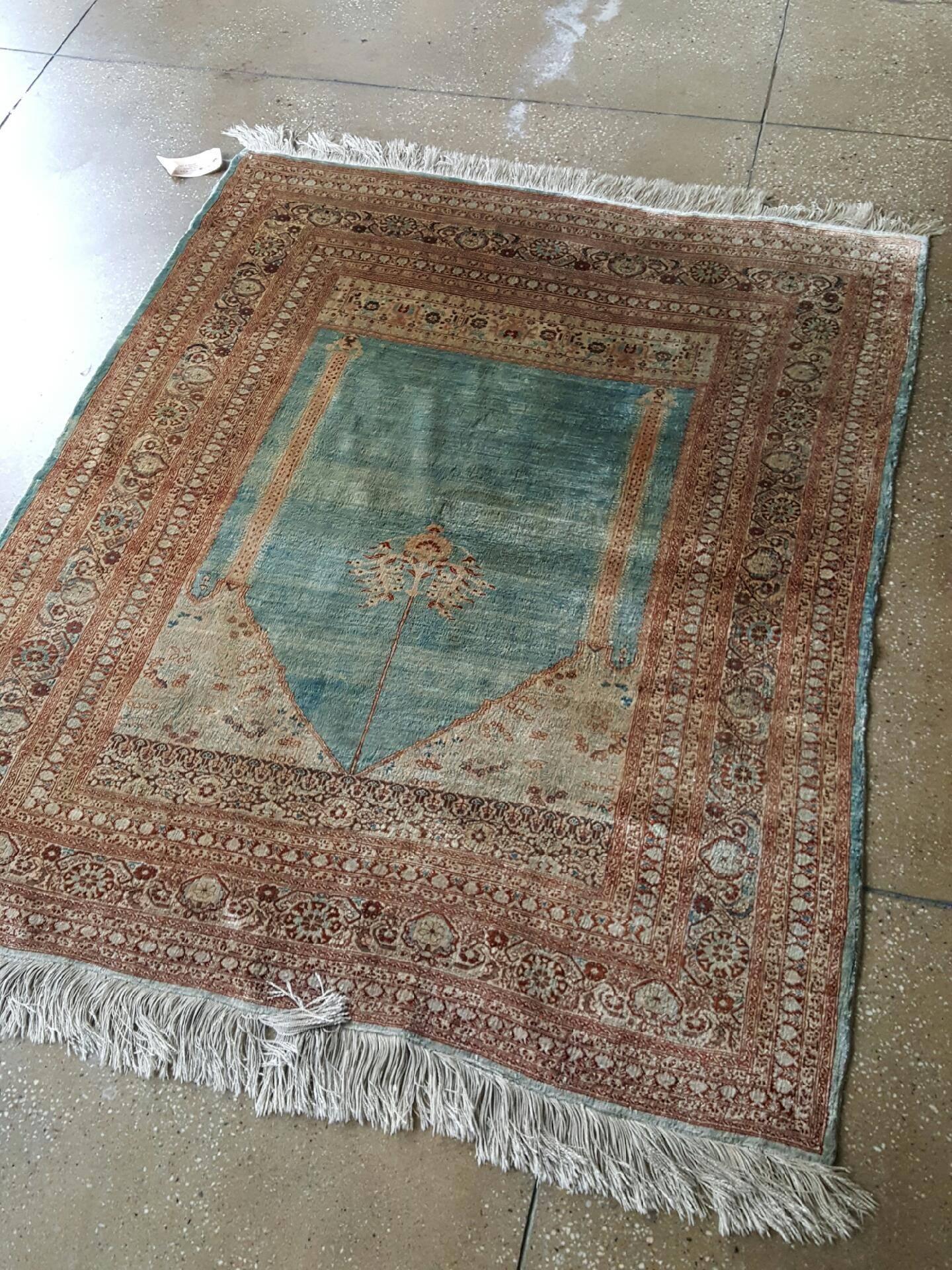 Antiker antiker persischer Seiden-Tabriz-Teppich (Persisch) im Angebot