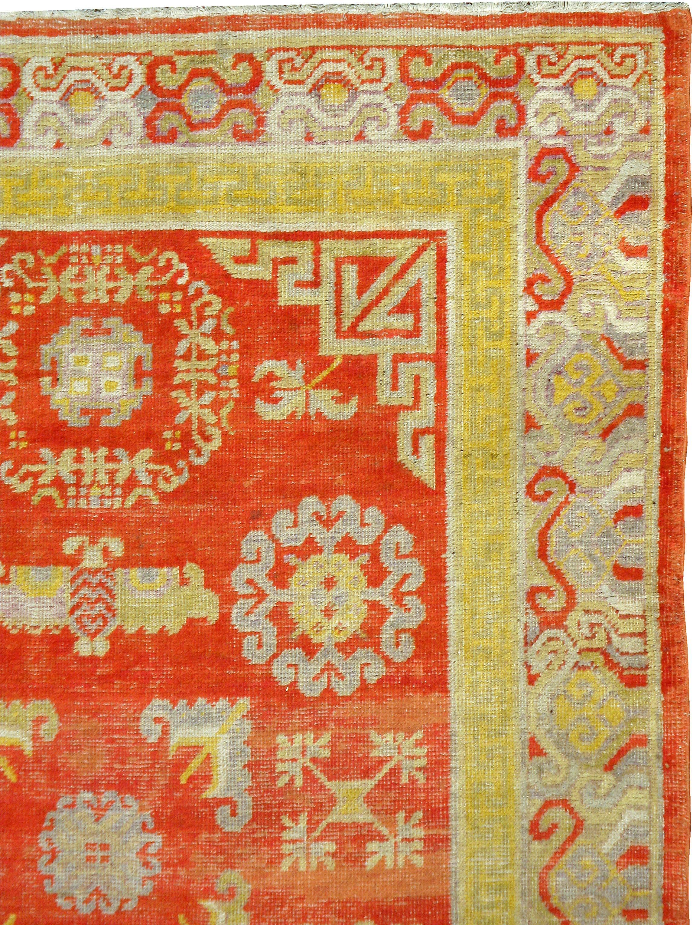 Ein antiker ostturkestanischer Khotan-Teppich aus dem ersten Viertel des 20. Jahrhunderts.