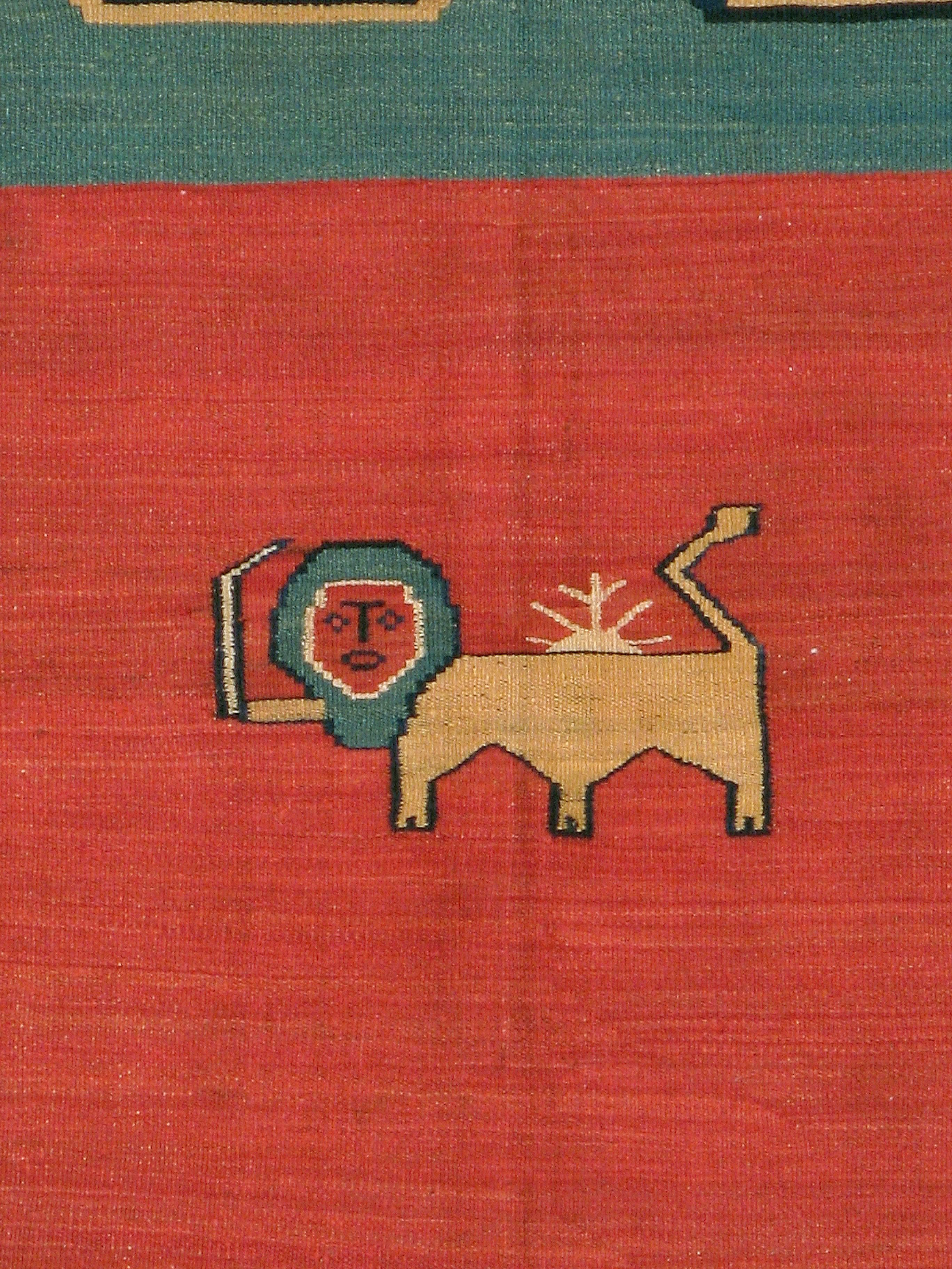 Antiker Flachgewebter persischer Kelim-Teppich (Persisch) im Angebot