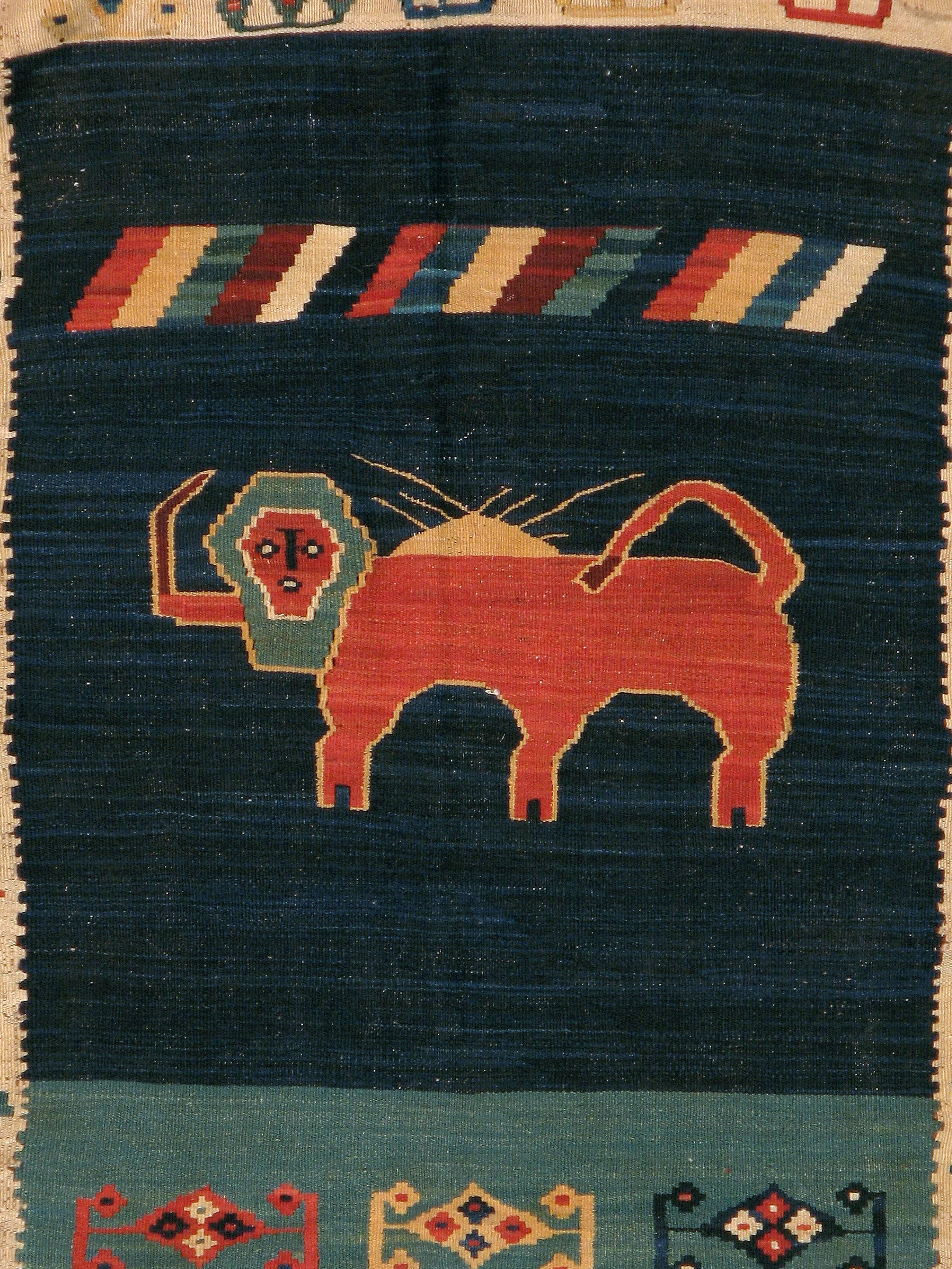 Tapis Kilim persan antique tissé à plat, datant du début du 20e siècle, avec un motif pictural.