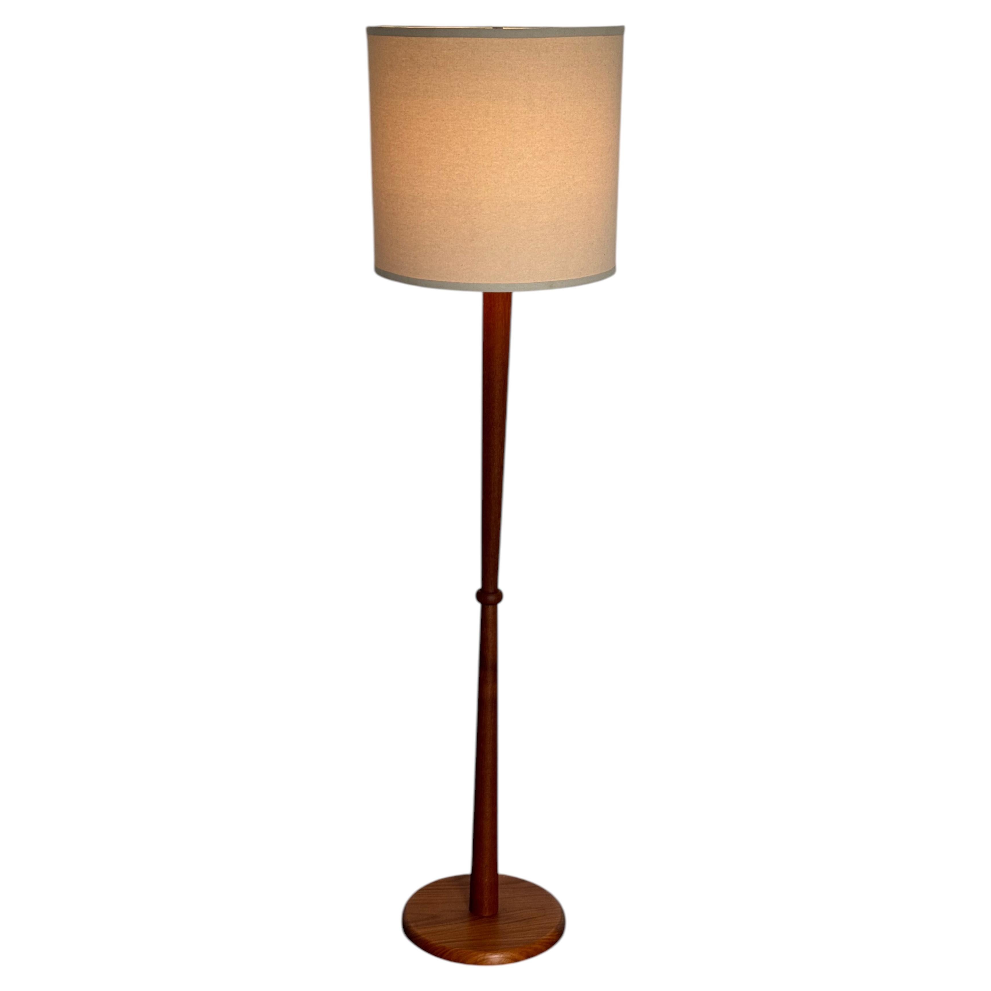 Lampada da terra in teak in stile danese moderno degli anni ’60 con paralume a tamburo