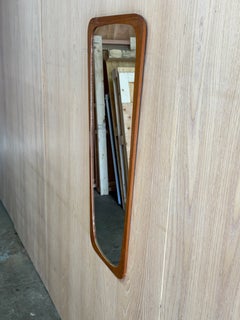 Skulpturaler Wandspiegel im dänischen Modern-Stil der 1960er Jahre aus Teakholz