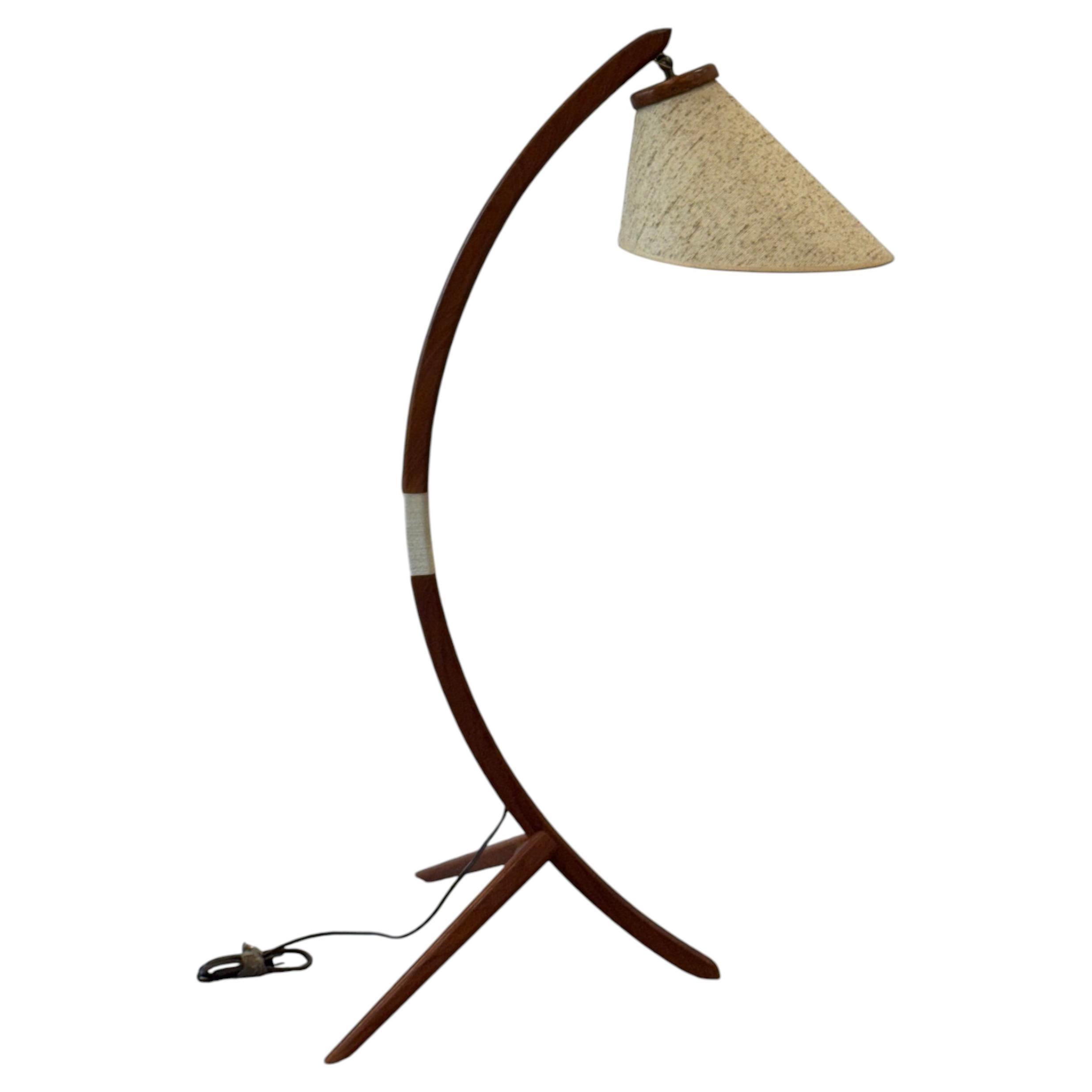 Lampadaire canadien moderne des années 1960, en teck, de style « Bow »