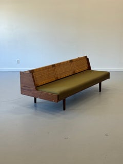 Lit de jour GE7 de Hans J. Wegner pour Getama, des années 1950, en teck et rotin