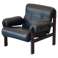 Sillón «Copa» de los años 70, diseñado por Jean Gillon para Italma, en madera maciza de imbuia