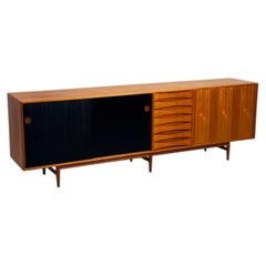 Buffet en teck « Triennale » modèle 29A d’Arne Vodder, des années 1950, pour Sibast, Danemark.