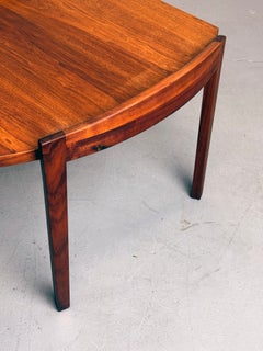 Table d'appoint Jens Risom des années 1960, avec structure sculptée en noyer.