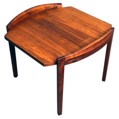 Table d'appoint Jens Risom des années 1960, avec structure sculptée en noyer.