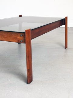 Mesa de centro MP-129 de los años 70, diseñada por Percival Lafer, en jatobá y cristal ahumado.
