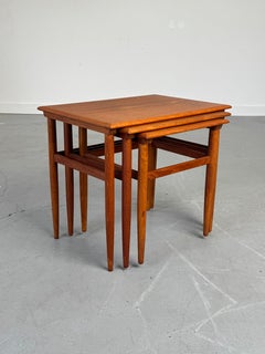 Ensemble de trois tables gigognes danoises modernes en teck des années 1960.