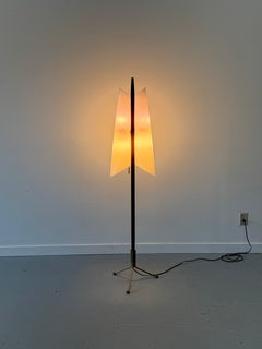 Lampada da terra in stile Modern americano degli anni ’50, in noce, ottone e acrilico.