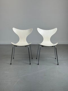 Ein Paar „Lily“-Stühle aus den 1970er Jahren von Arne Jacobsen für Fritz Hansen, Dänemark.