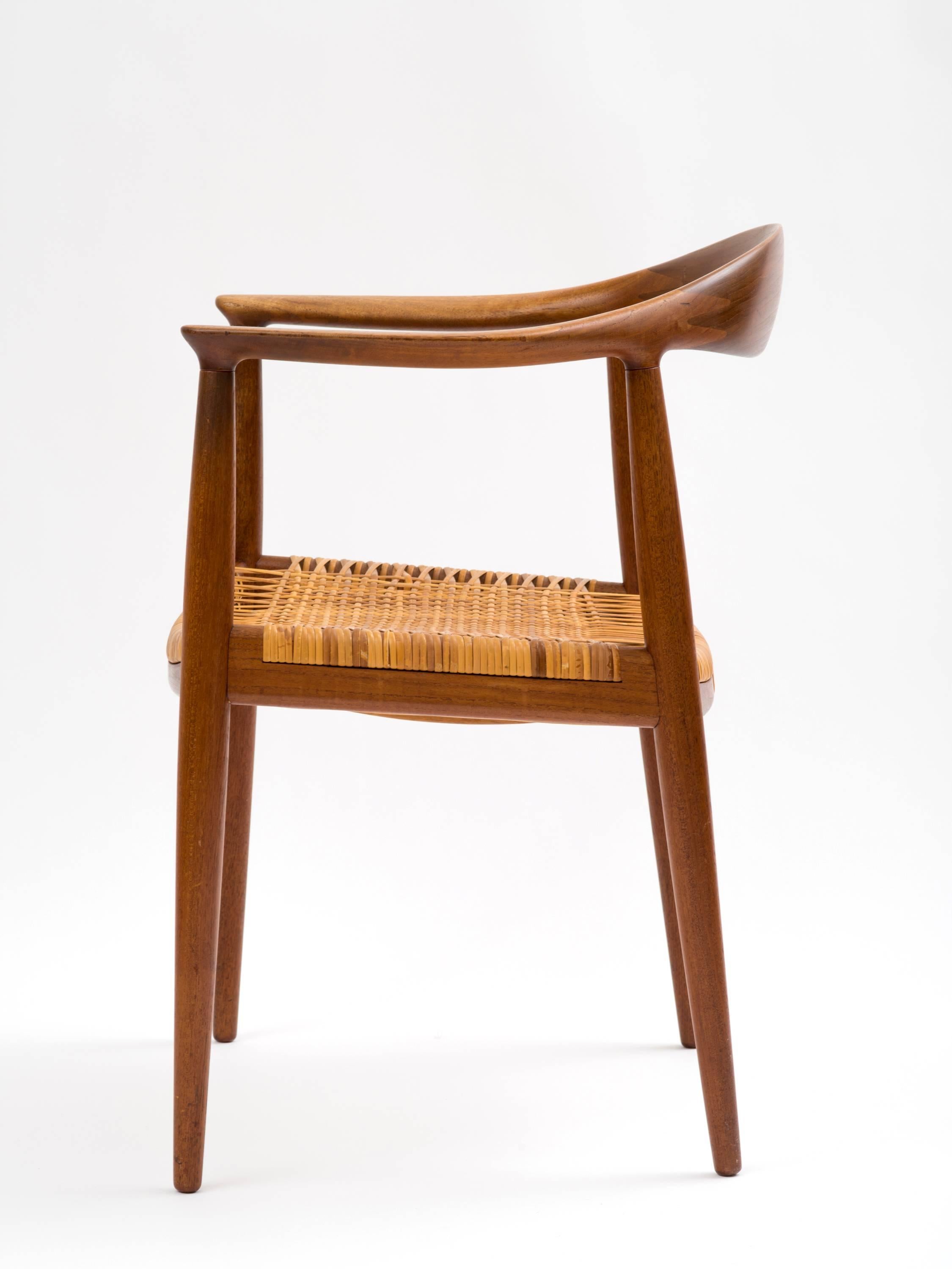 Danois Hans J Wegner La chaise modèle JH501 en teck avec assise en rotin d'origine  en vente