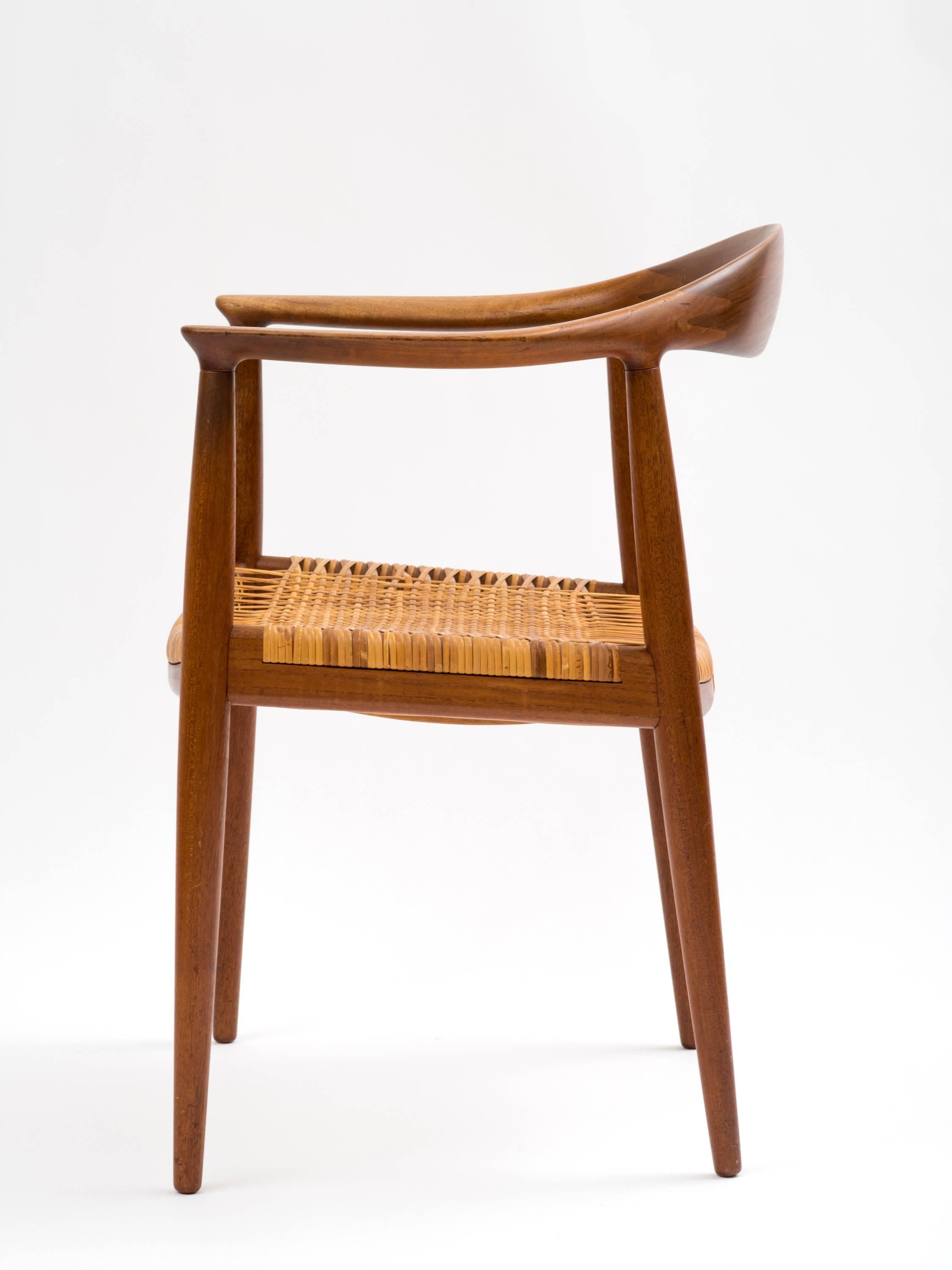 Danese Sedia Hans J. Wegner modello JH501 in teak con seduta originale in canna in vendita
