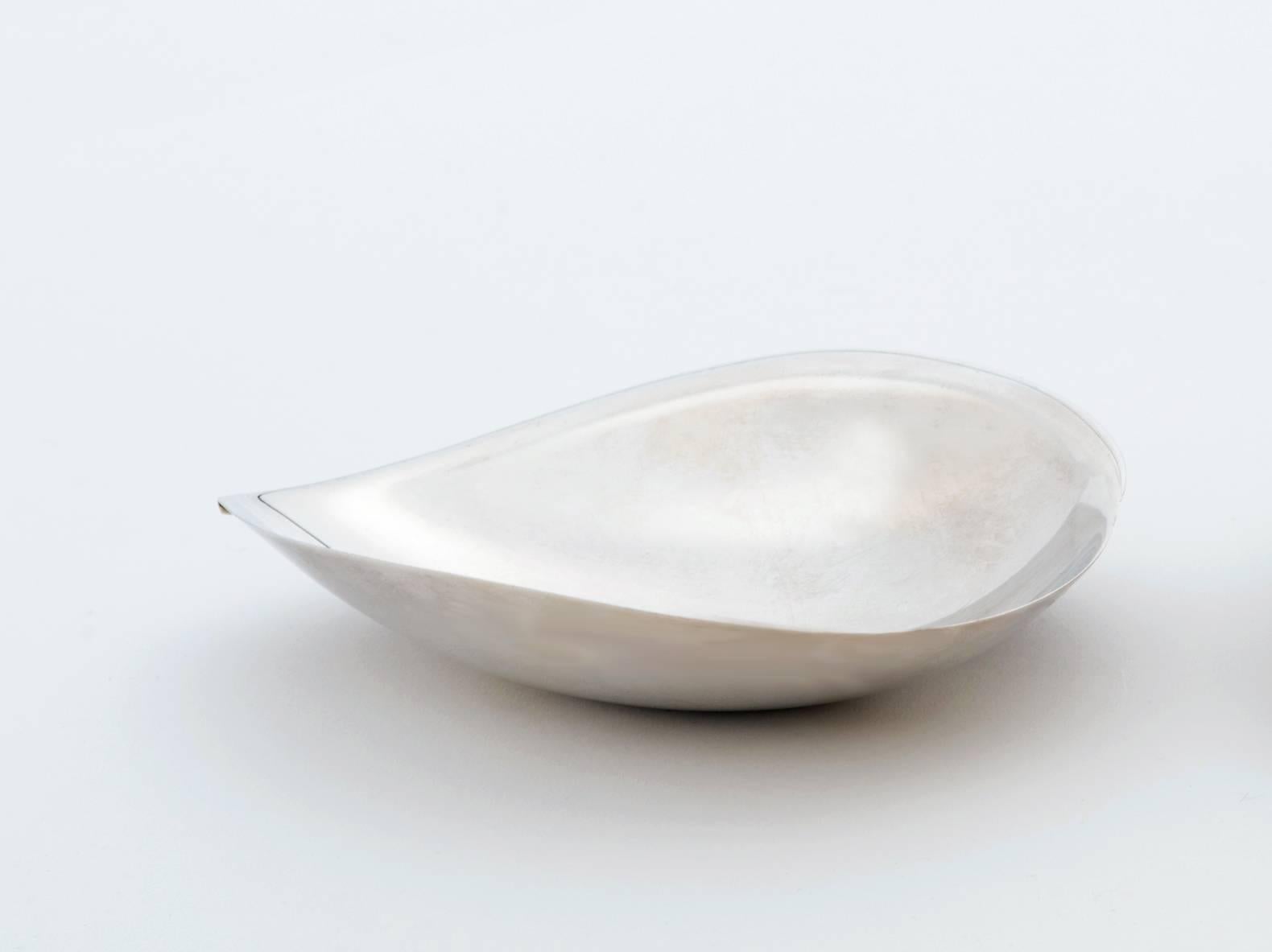 Tapio Wirkkala Pair of 'Leaf' Dishes in Silver for Kultakeskus Oy, 1959 - 1960 In Good Condition For Sale In Brooklyn, NY
