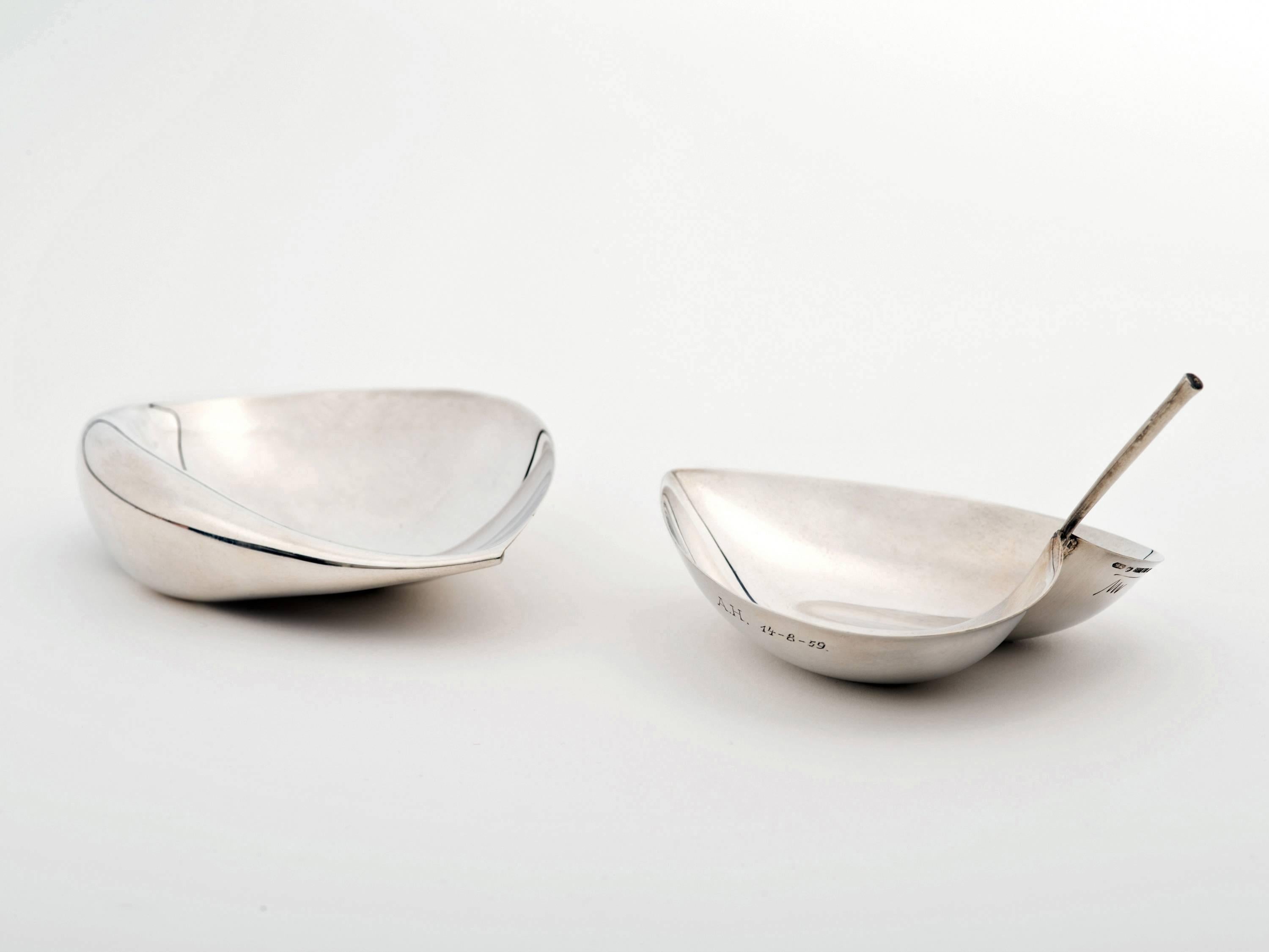 Une élégante paire de plats en forme de feuille, modèles TW-5 (g.) et TW-4 (d.), conçus par Tapio Wirkkala pour Kultakeskus Oy. Les deux pièces sont en bon état, avec tous les poinçons requis et la signature 
