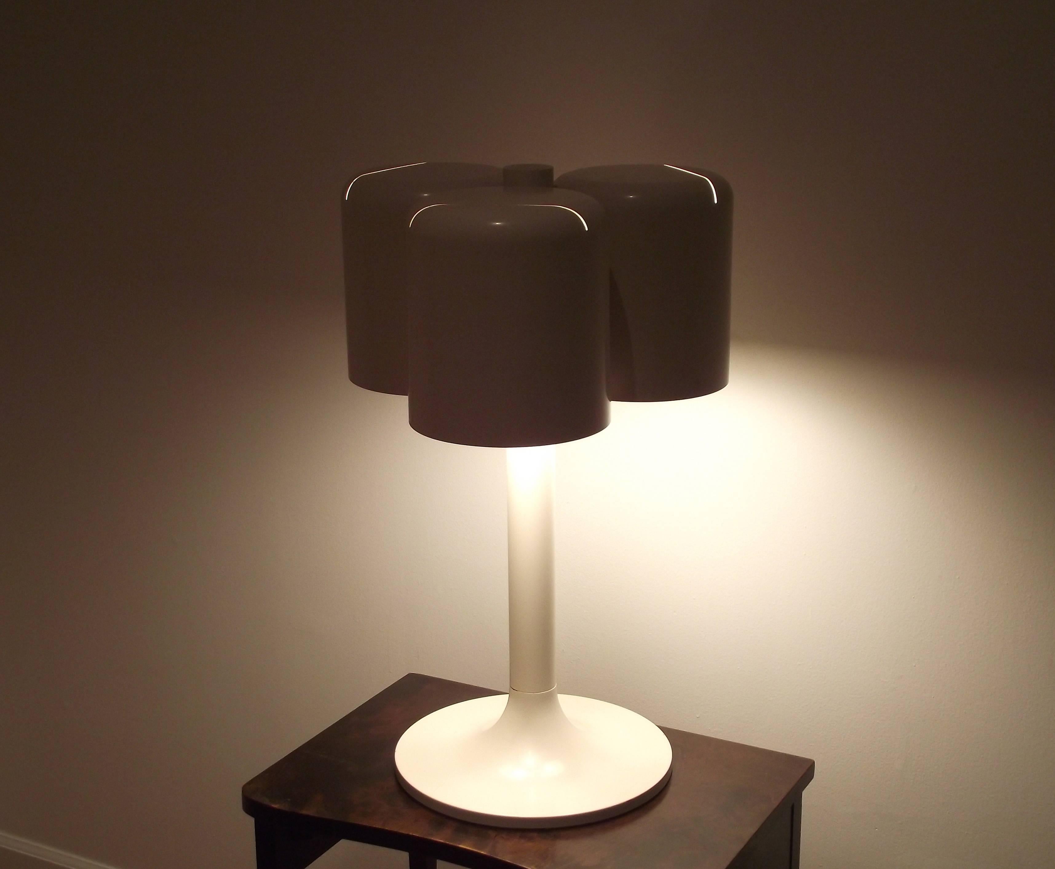 1971 Neal Small Triple Shade Table Lamp in Enameled Metal In Good Condition In Brooklyn, NY