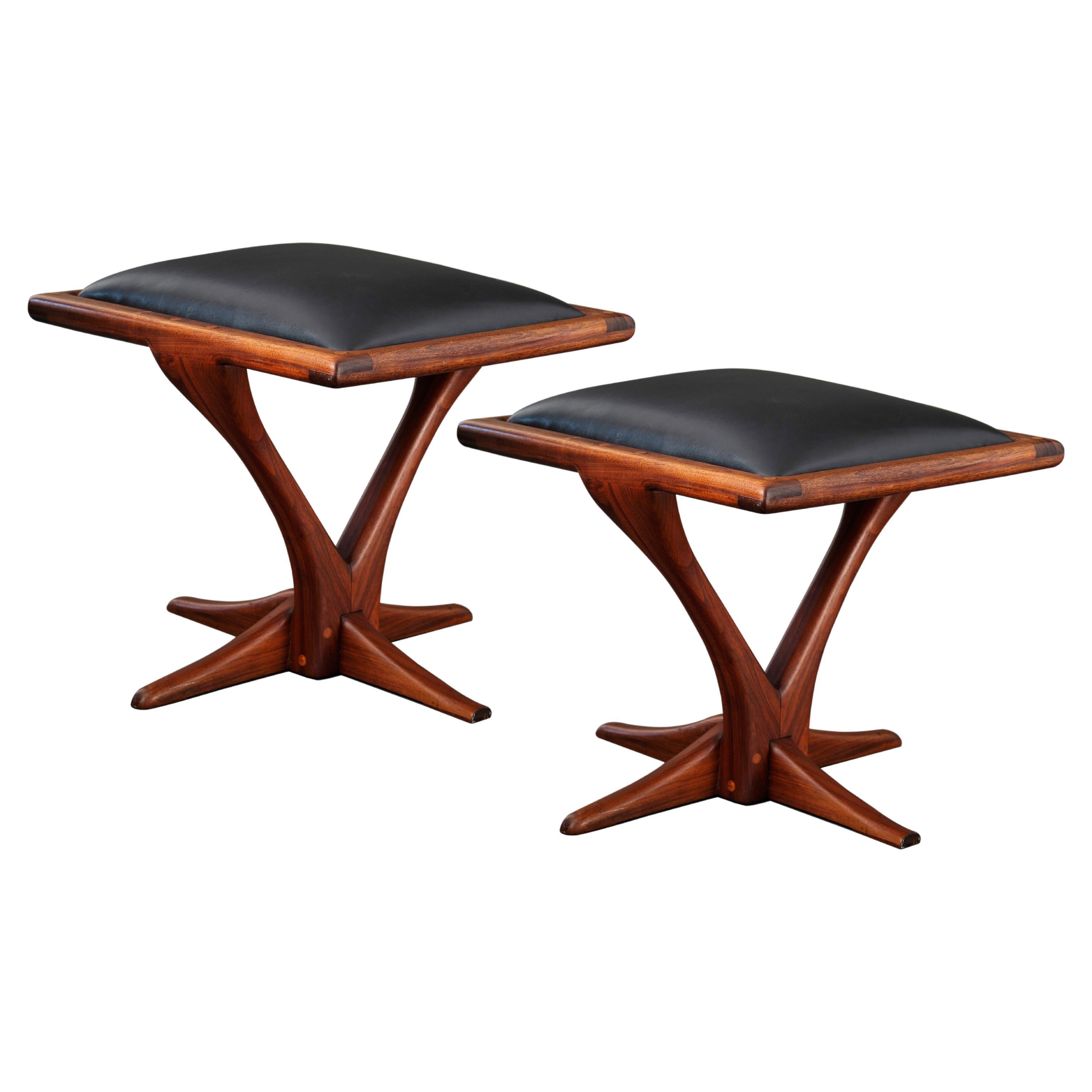 American Studio A Paire de tabourets en noyer avec assise en cuir, 1971