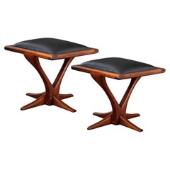 American Studio A Paire de tabourets en noyer avec assise en cuir, 1971