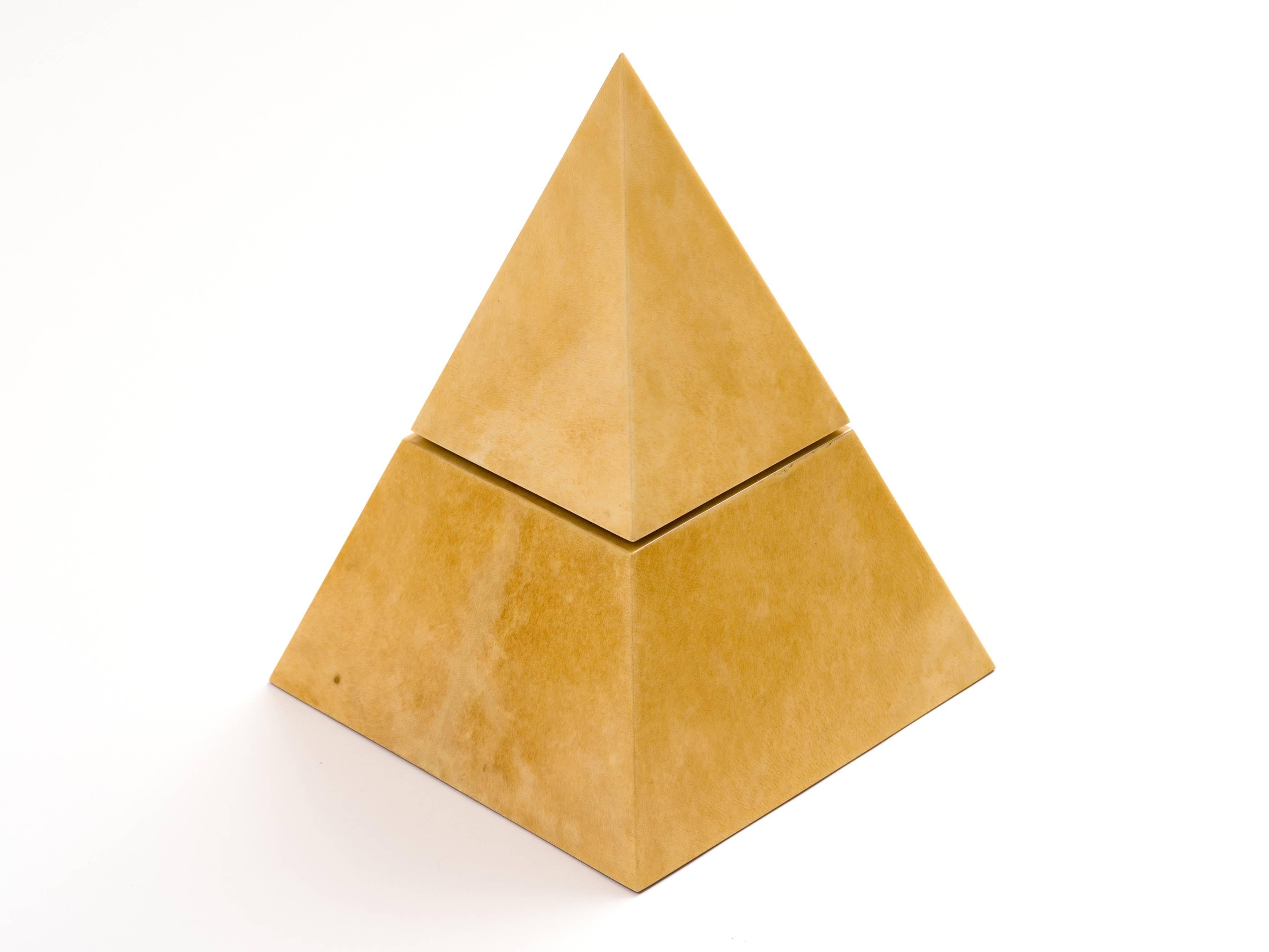Lackierte Ziegenleder Pyramiden-Eiskübel oder Weinkühler-Skulptur von Aldo Tura (Moderne) im Angebot